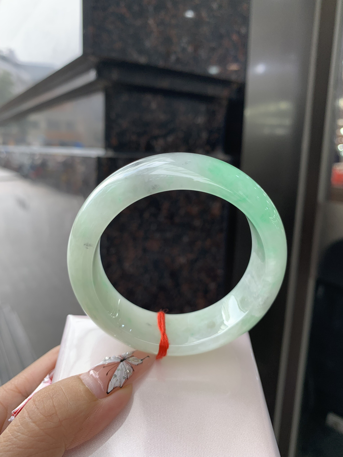 阳绿乌鸡宽版正圈
55.2-8.9-18.7
打灯细纹，底妆水 润细腻，阳绿花色点缀，像春日山林中最耀眼的生机，明艳张扬，活力满满，乌鸡部分恰似墨韵在腕间晕染，神秘深邃，宛如夜空，二者结合，碰撞出别样火花，每一处都是大自然鬼斧神工。