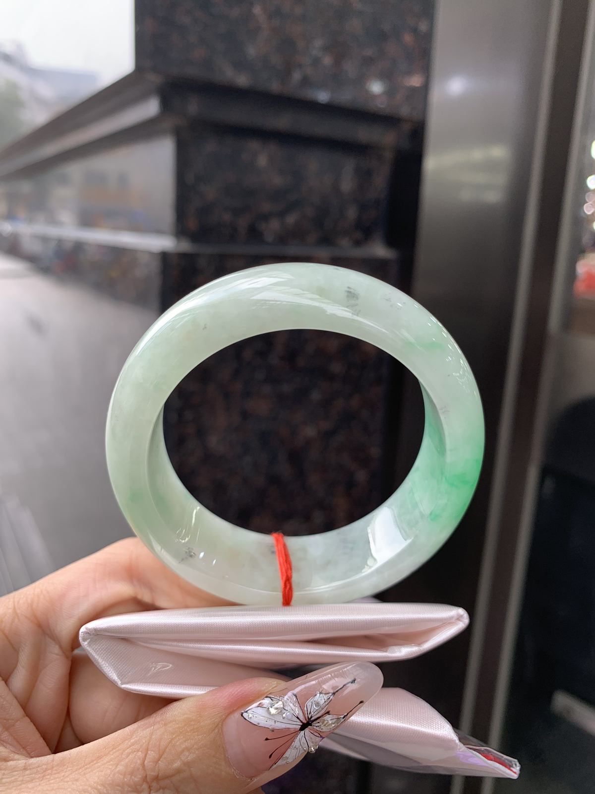 阳绿乌鸡宽版正圈
55.2-8.9-18.7
打灯细纹，底妆水 润细腻，阳绿花色点缀，像春日山林中最