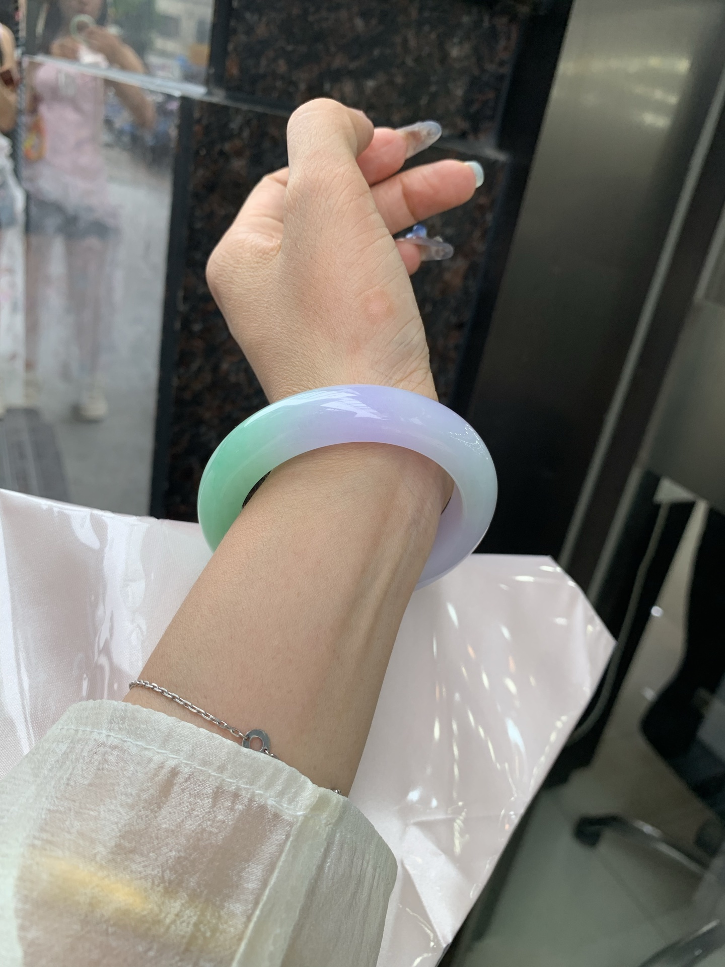 春彩半山水正圈 53.5-9.3-12.5 0509-N674 打灯有纹，底妆细腻，半山半水果绿与紫罗兰相互映衬，相得益彰，大气高雅