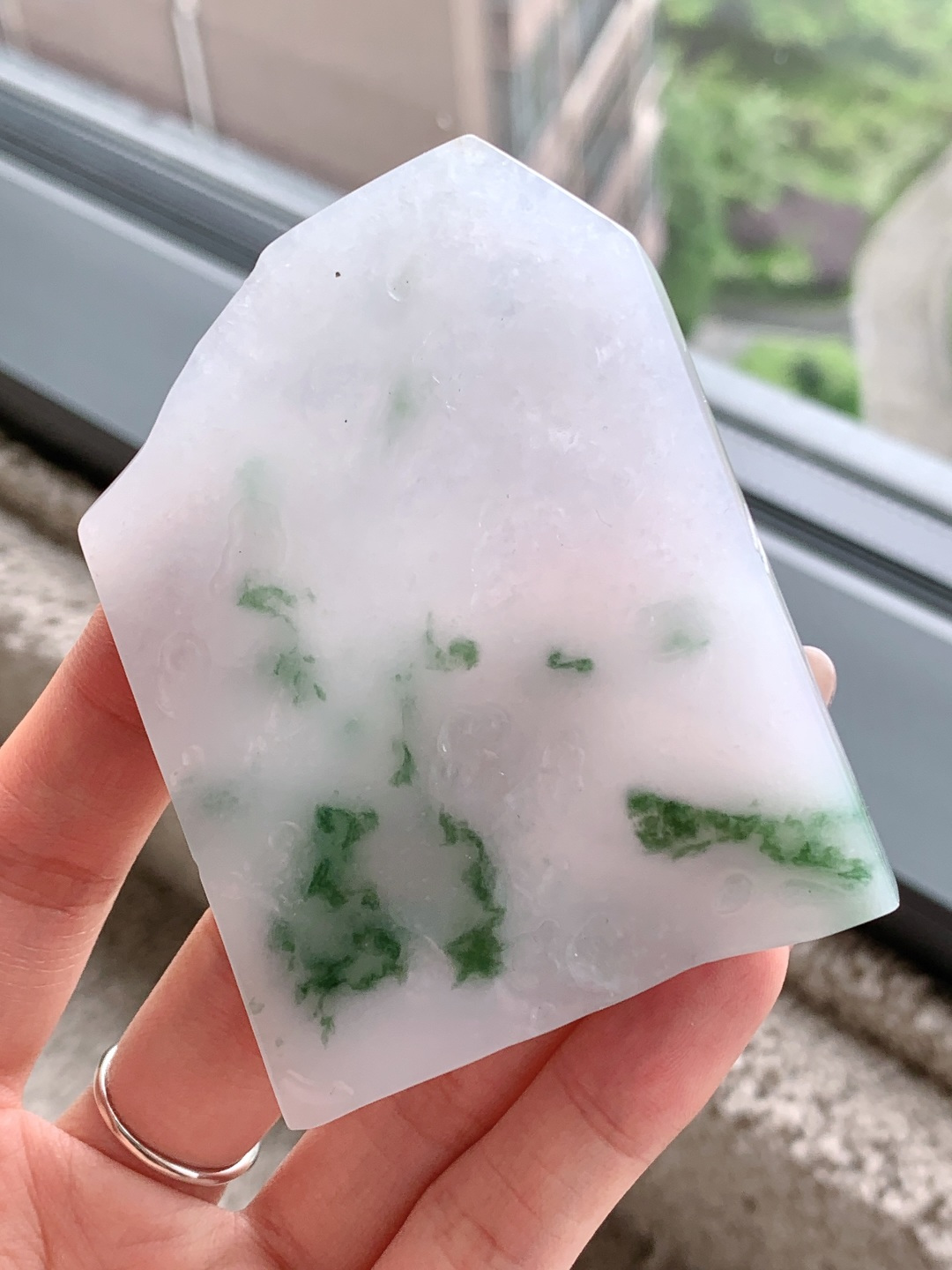 🫧 冰飘花/牌子料/片料/板料/特色料 可做牌子、人物、山水、动物、花件……等推荐参考 77.1-57.8-6.6 80克 材料优选 · 云栖浅黛影，翠染素烟痕。 ·这方冰种飘花翡翠片料，如一幅晕染着素白底色的写意画，清润通透的冰底之上，浓淡相宜的绿花似云似雾，在浅白底色间晕染开来，自带朦胧柔美的江南气韵。它种老肉细、水头充盈，经玉雕师巧手雕琢，可化为一幅清雅的山水牌，将这份春日生机定格其间，寓意心境澄明、前程似锦；也可设计成写意花鸟或无事牌，以天然飘花为笔墨，尽显温润雅致的气质，象征平安顺遂、自在无忧。