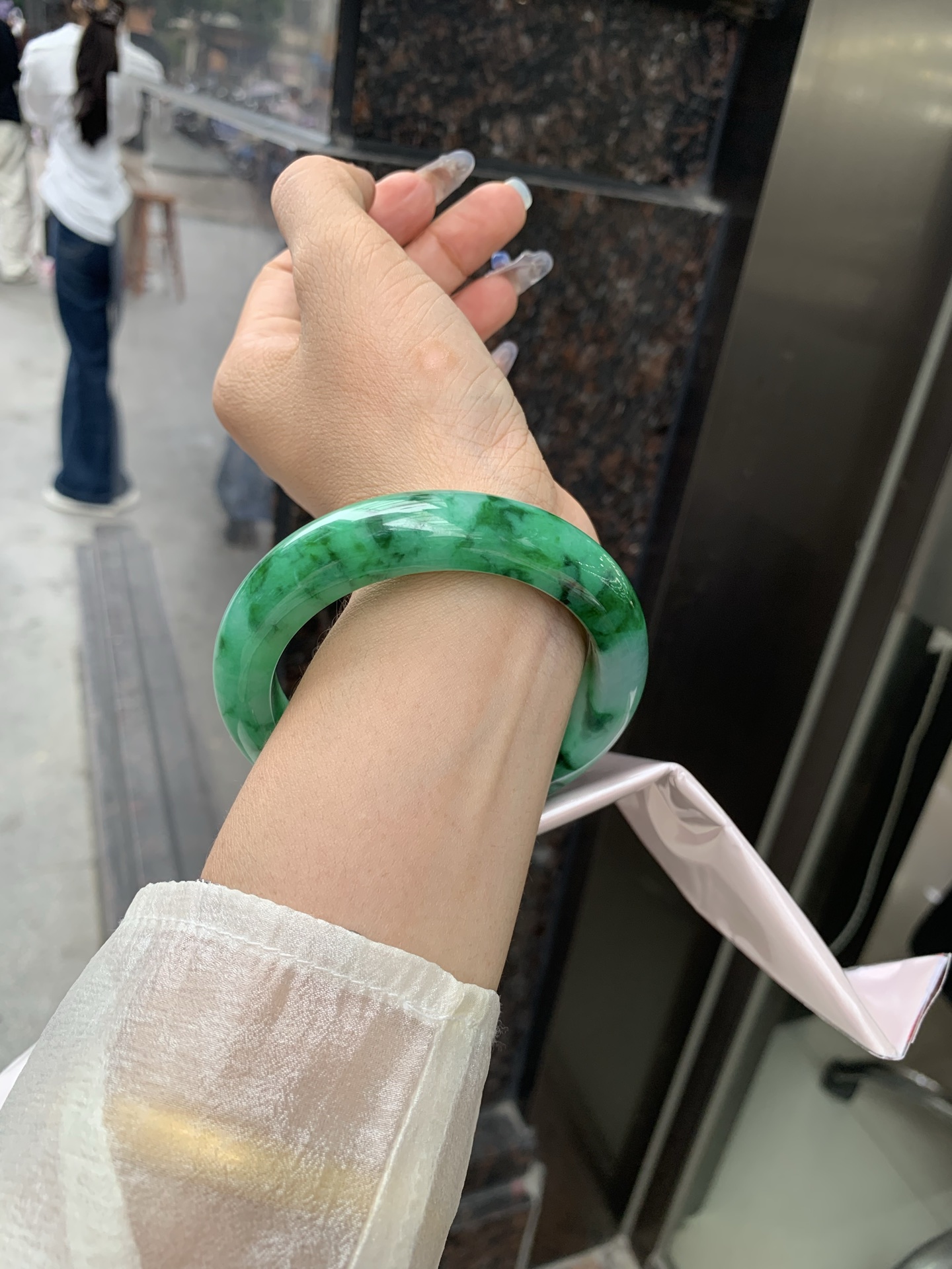满绿正圈 58.7-10-13.3 0509-N670 打灯细纹，微底妆水润，满圈阳绿鲜艳青翠，色泽均匀分布，举手投足之间散发出来的贵气感