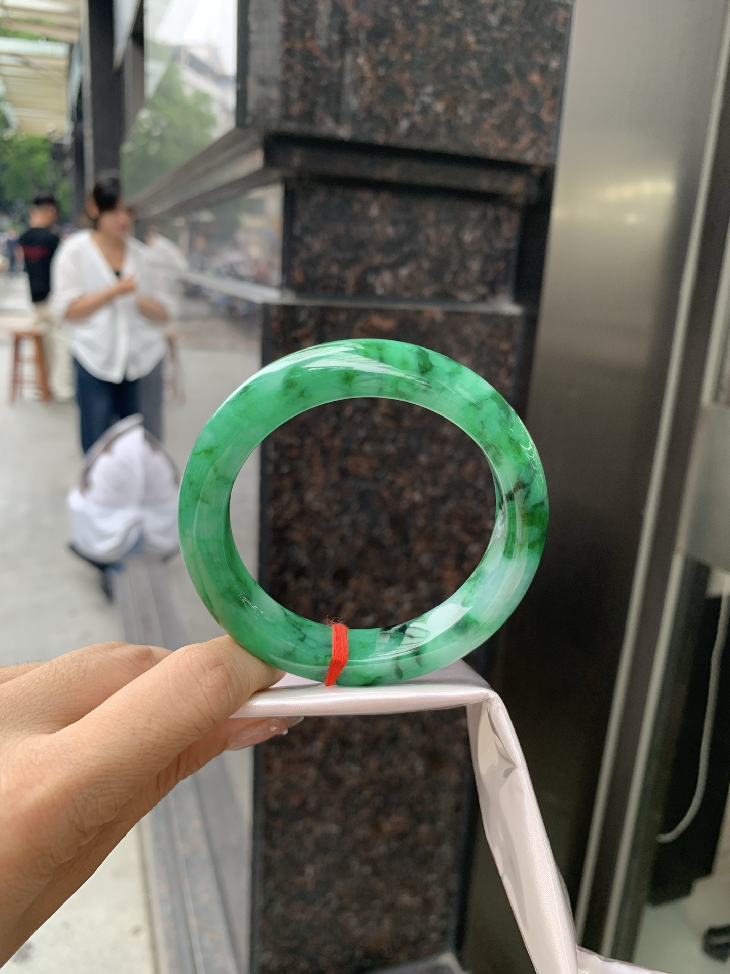 满绿正圈 58.7-10-13.3 0509-N670 打灯细纹，微底妆水润，满圈阳绿鲜艳青翠，色泽均匀分布，举手投足之间散发出来的贵气感