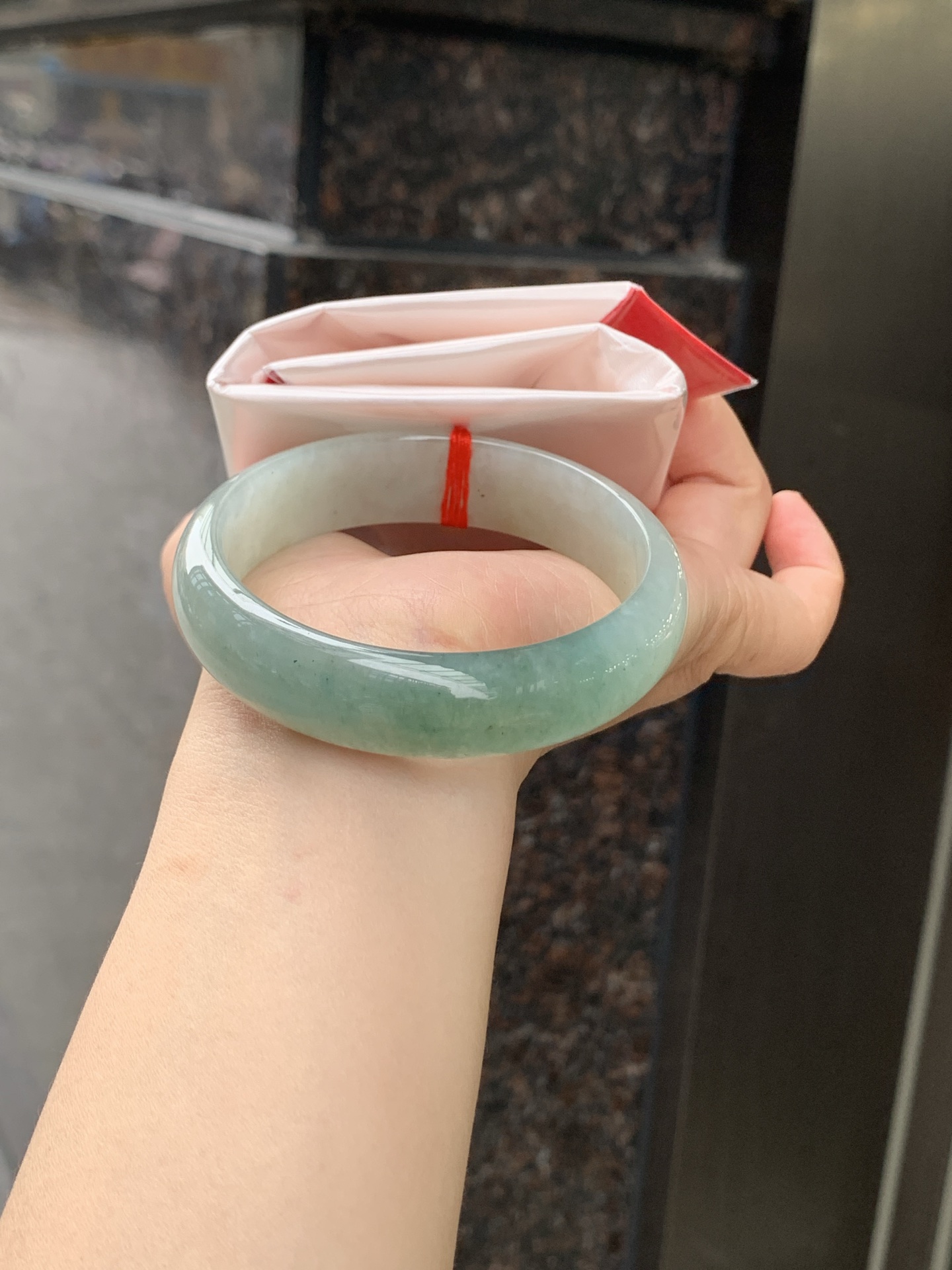 半山水宽版正圈 0509-N470-3 无裂，有矿点，底妆水润，半山半水天然意境，上手不挑皮，自带清冷感，低调不张扬，越看越有味道
