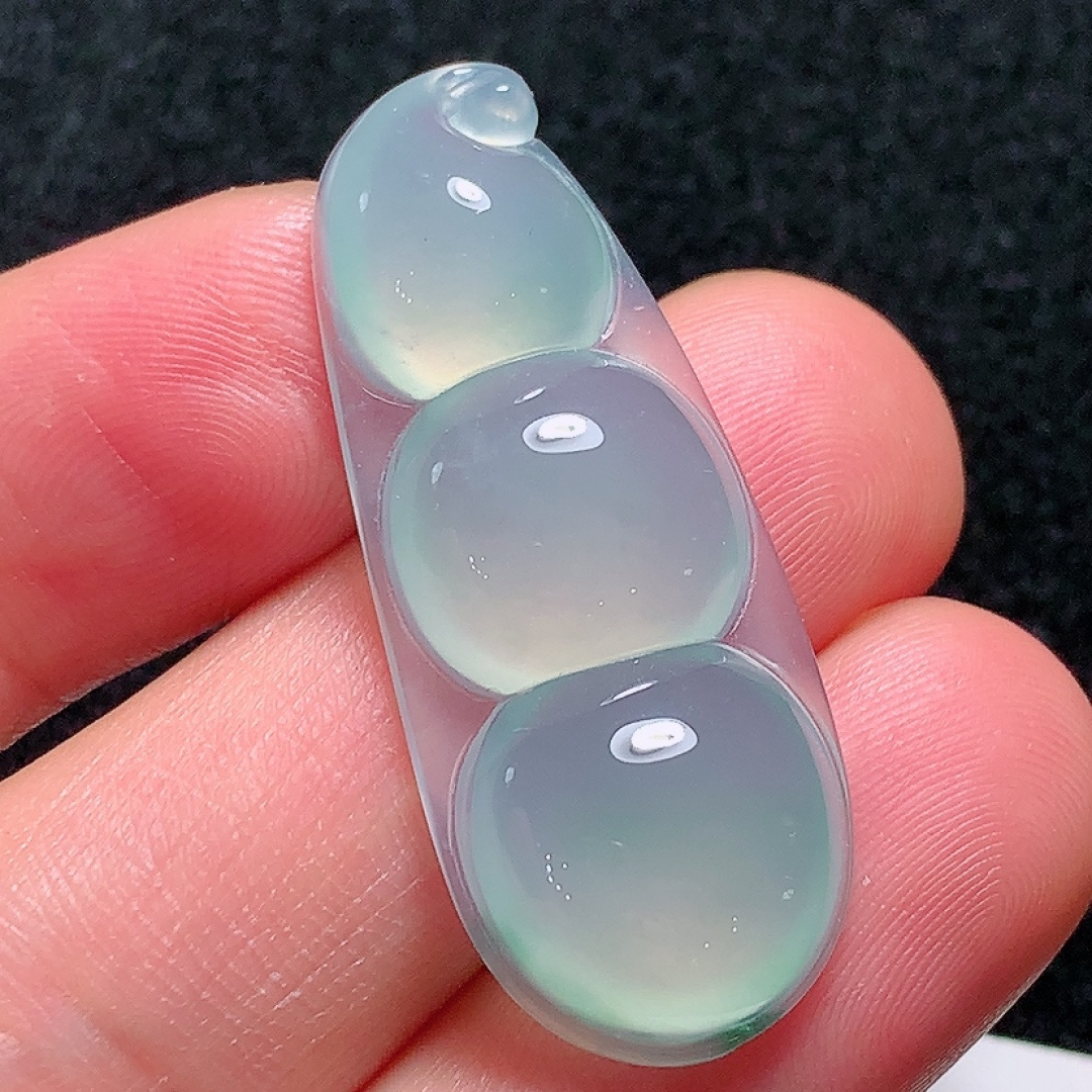 ️冰种福豆，种老水头好，又冰又润，饱满无裂，尺寸：38.6/15.5/6.3mm