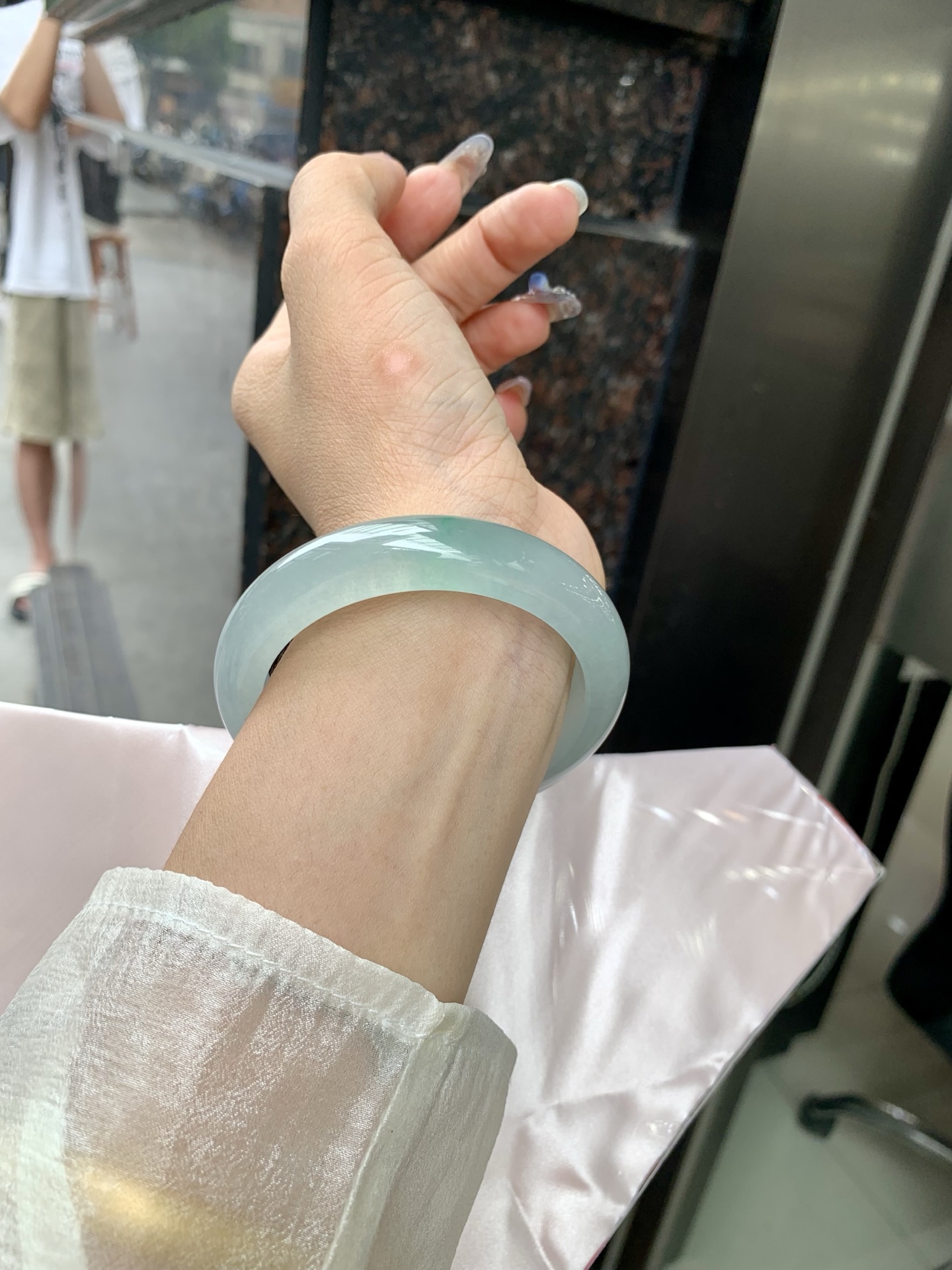 底妆冰润清透，飘你一抹金丝绿花，鲜艳得像新冒头的嫩芽，灵动清新，即柔和又充满生机。