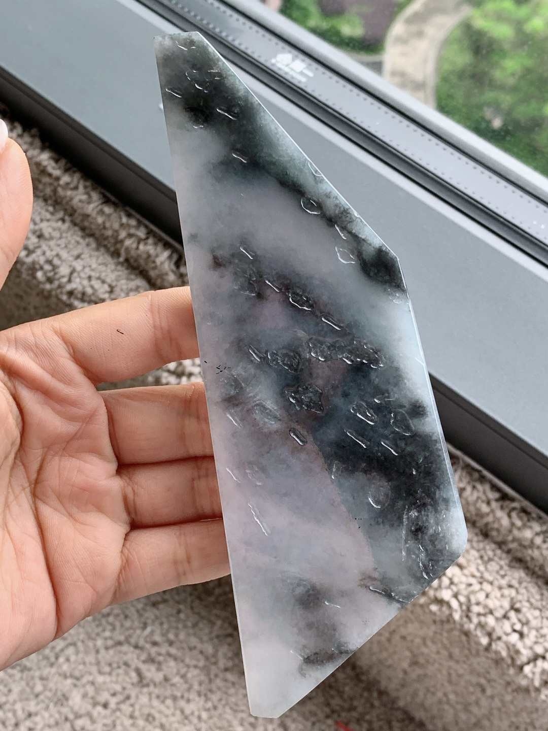 ️冰乌鸡/牌子料/片料/板料/特色料 可做牌子、人物、山水、动物、花件……等推荐参考 156.8-55.9-8.5 174.5克 材料优选 •云深藏逸韵，玉冷见孤高。 •冰乌鸡如一幅天然水墨，黑韵晕染如远山含黛，冰底澄澈似空谷藏风。不饰繁华，自见山水意境，是玉料里的留白哲学，也是喧嚣外的沉静天地