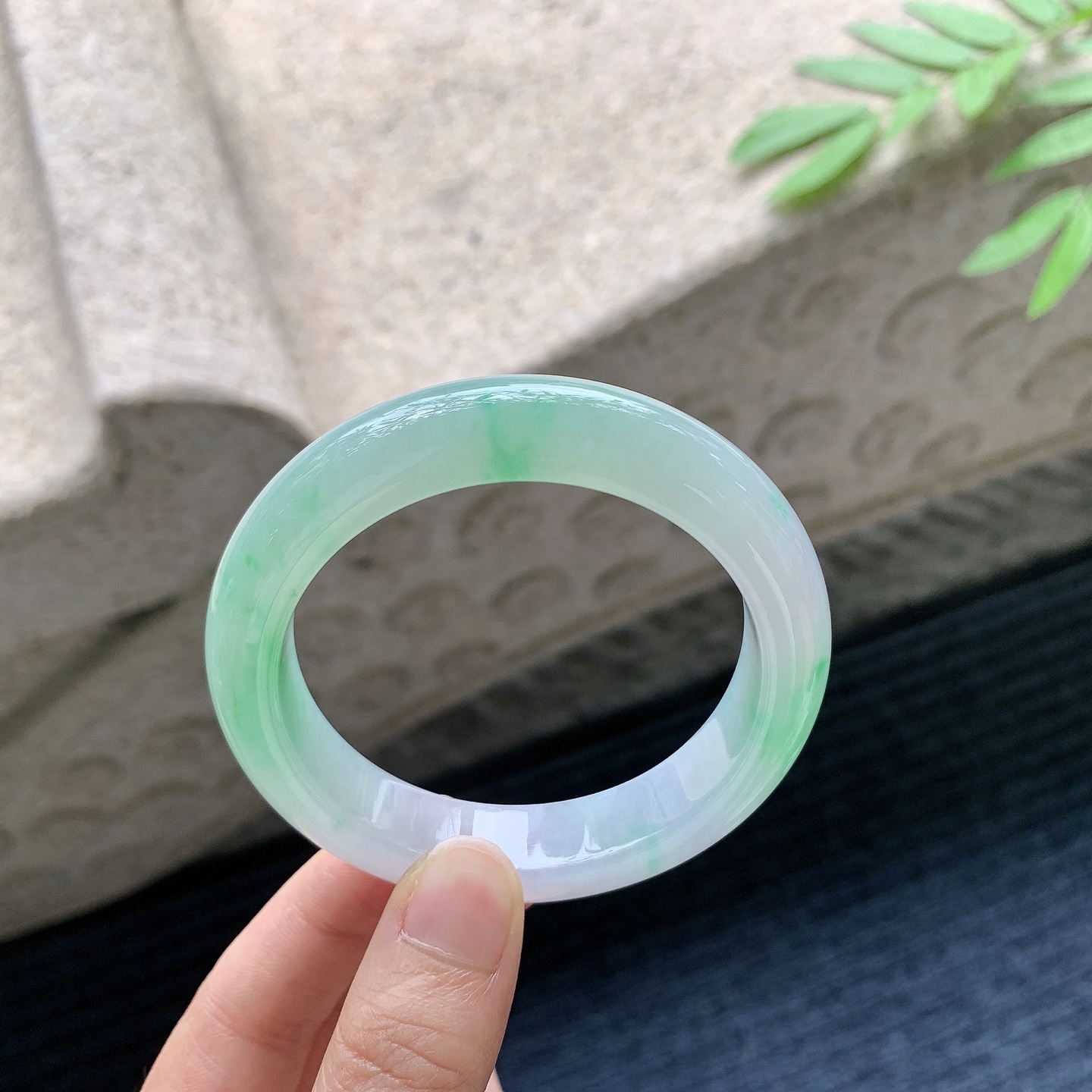 正圈53 54 圈口54.1/12.4/9 编码MN051020 描述糯冰飘阳绿，水润，种老，细腻，打灯有絮线