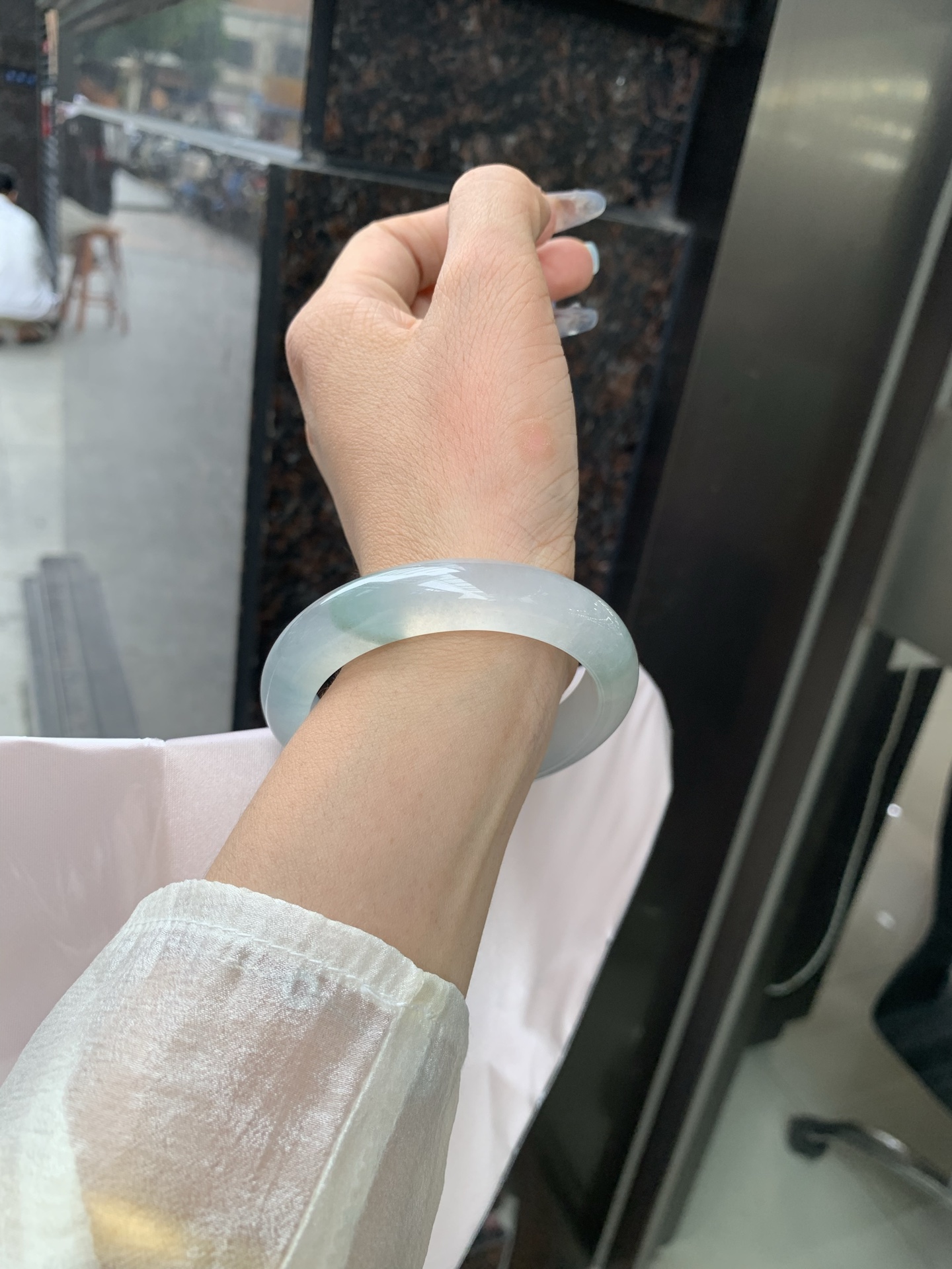 飘花正圈 52.5-8.4-11.7 0509-N667 无裂，底妆冰透起光，蓝花灵动飘逸，勾勒出一幅唯美诗意的山水意境画，古典优雅又秀气