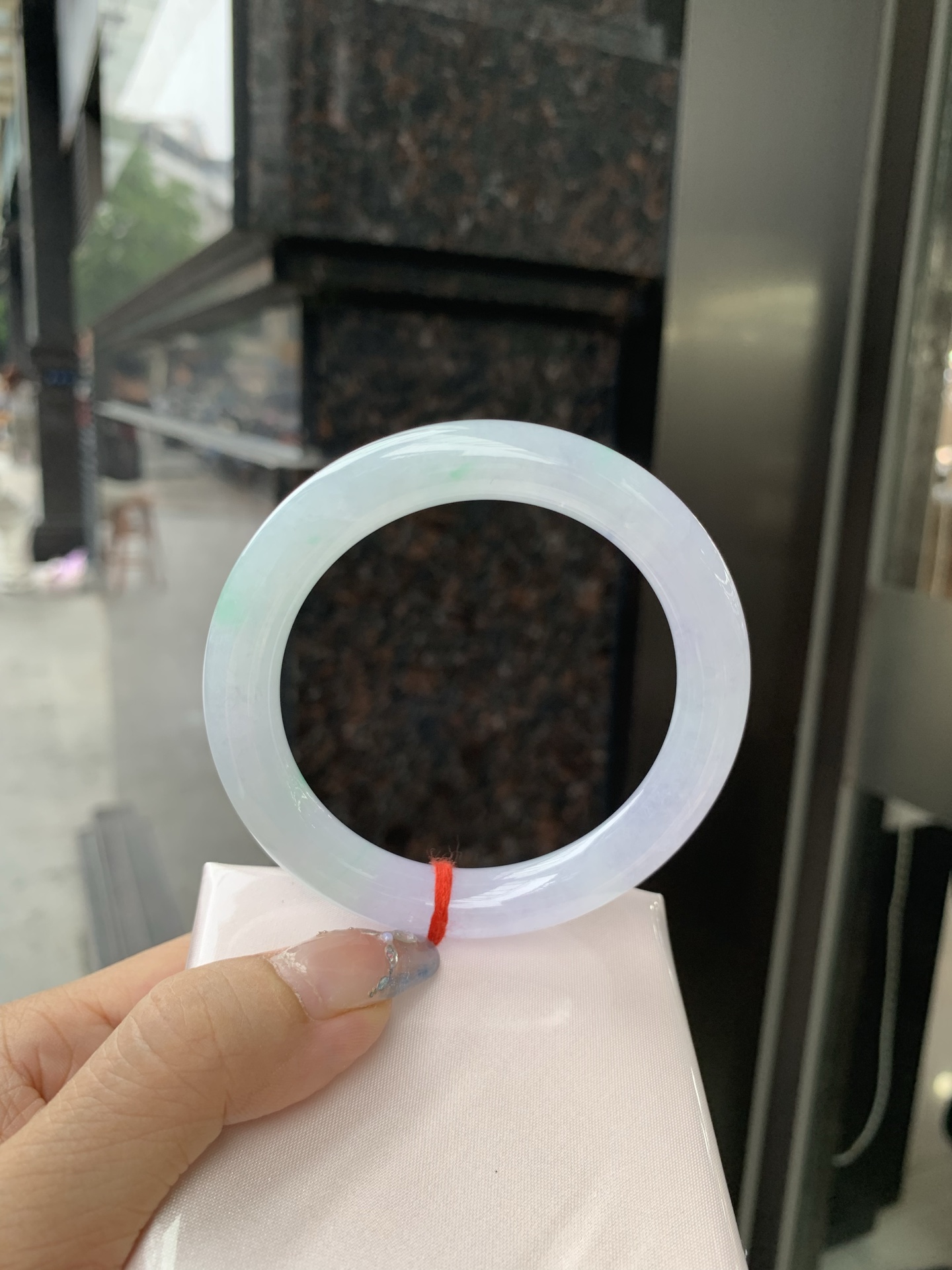 冰淡春彩圆条 0509-N648 打灯冰晶结构，细纹，底妆水润，淡淡粉底色和晴绿底搭配，如春天的繁华。在岁月的长河流转中绽放着独特的魅力，气质温婉而迷人。