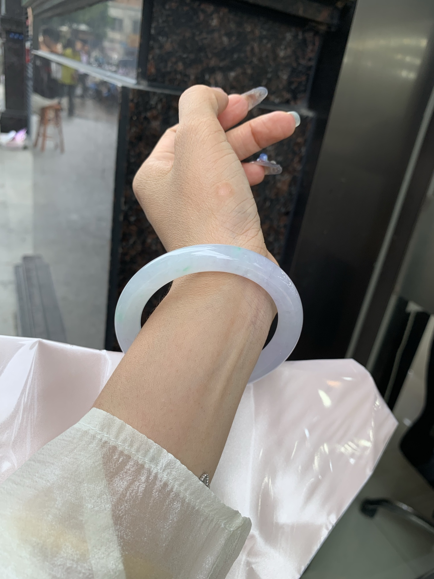 冰淡春彩圆条 0509-N648 打灯冰晶结构，细纹，底妆水润，淡淡粉底色和晴绿底搭配，如春天的繁华。在岁月的长河流转中绽放着独特的魅力，气质温婉而迷人。