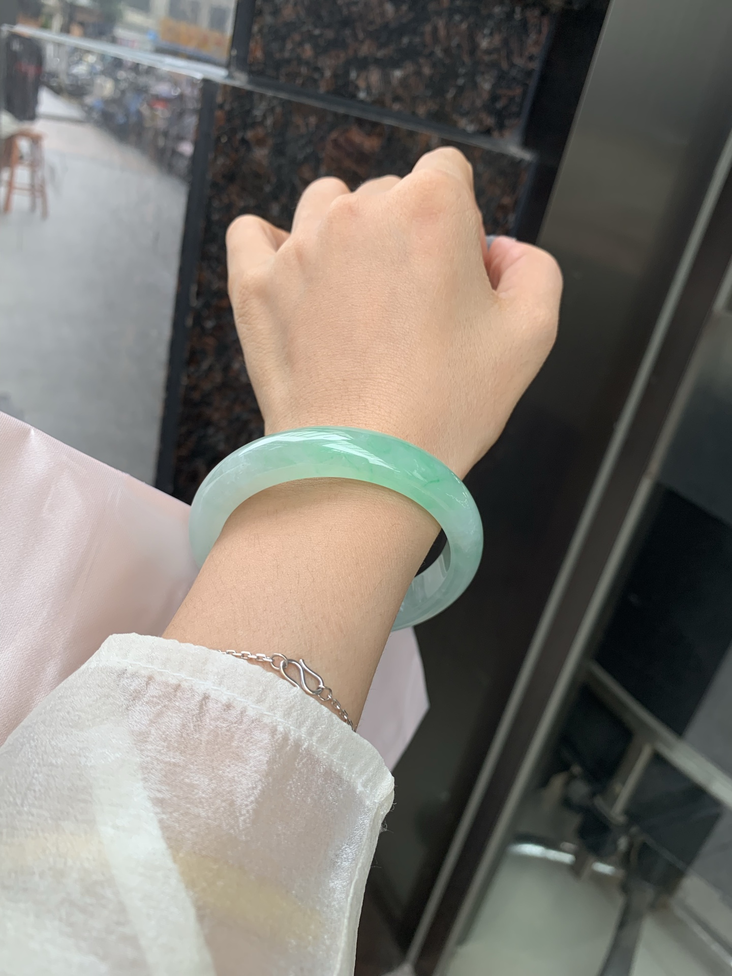 冰飘绿正圈 0509-N662 无裂，底妆冰润清透，一节金丝绿花，鲜艳得像新冒头的嫩芽，灵动清新，即柔和又充满生机