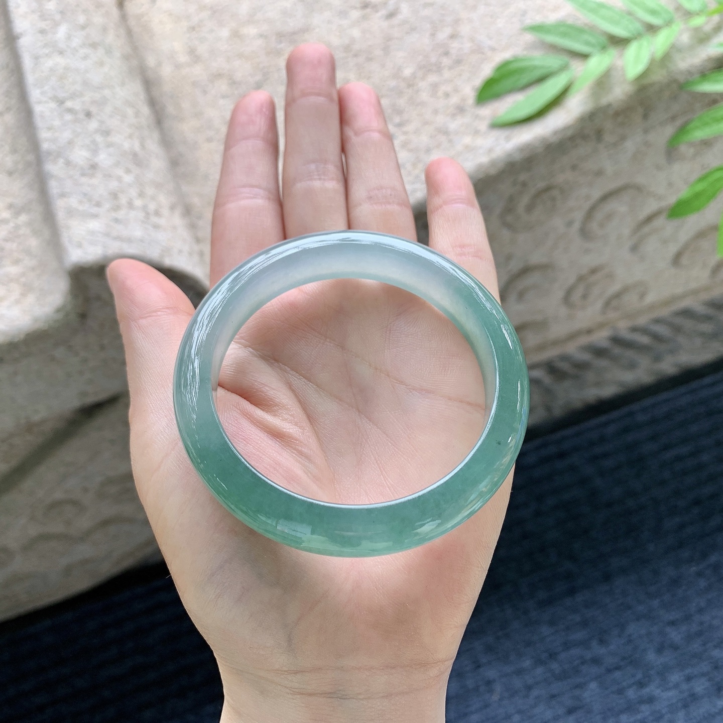 正圈55 56 圈口56.6/12/8 编码GL051029 冰糯油绿，水润，种老，细腻，无裂