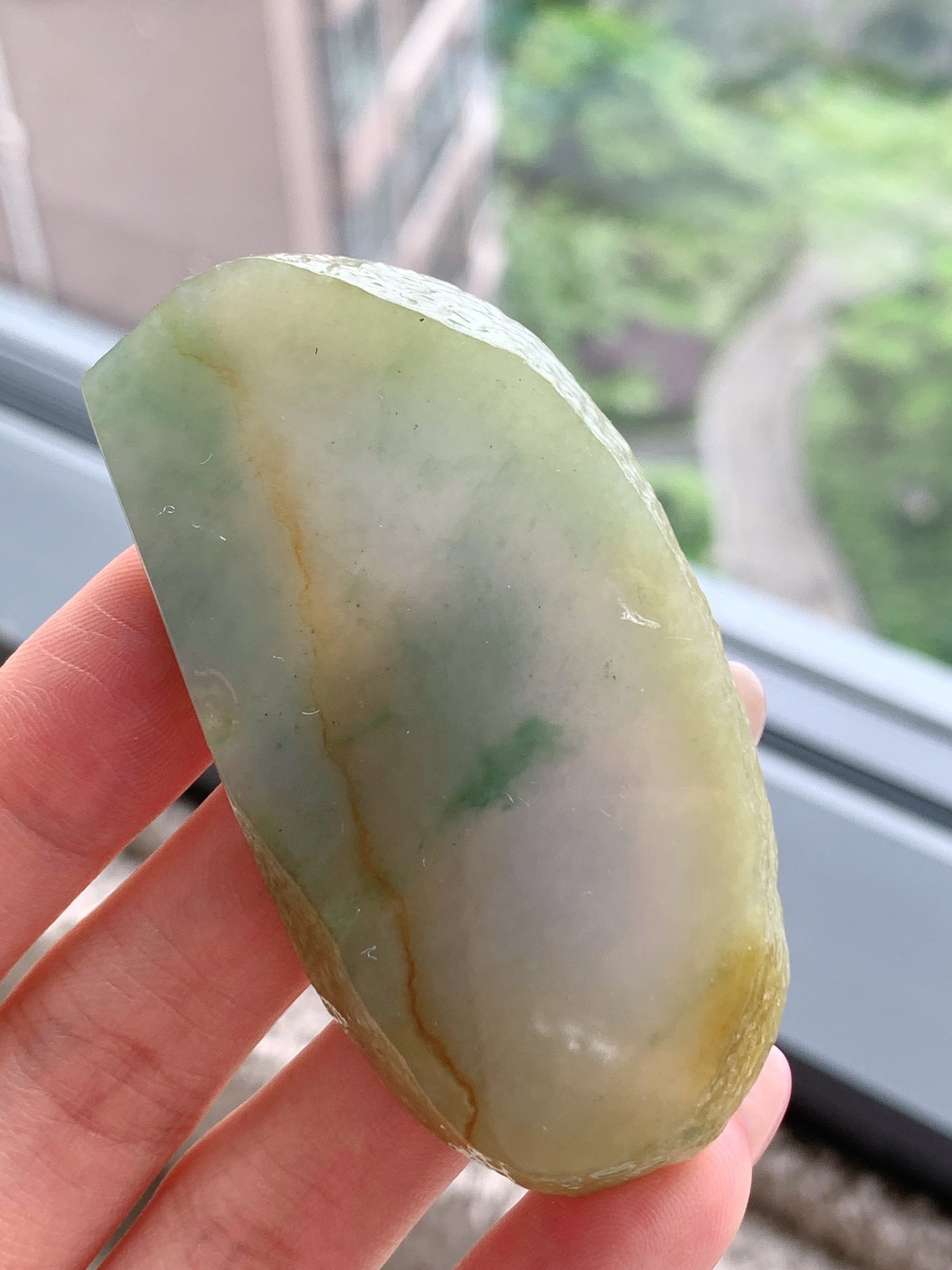 🫧 冰黄加绿/牌子料/片料/板料/特色料 可做牌子、人物、山水、动物、花件……等推荐参考 71.7-34.5-6.6 41.3克 材料优选 · 金溪穿翠岸，晴色染烟岚。 ·这方冰润黄加绿翡翠片料，如一幅晕染着暖金色调的山水画卷，清润通透的玉质之上，暖黄如溪岸、浅绿似烟岚，在浅淡底色间交融流淌，自带温煦柔和的秋日氛围感。它种老肉细、水头充盈，经玉雕师巧手雕琢，可化为一幅层次分明的山水牌，将这份溪岸晴色定格其间，寓意前程似锦、岁月安然；也可巧借黄翡俏色雕琢成一叶知秋的雅致牌饰，象征顺遂无忧、自在清和。
