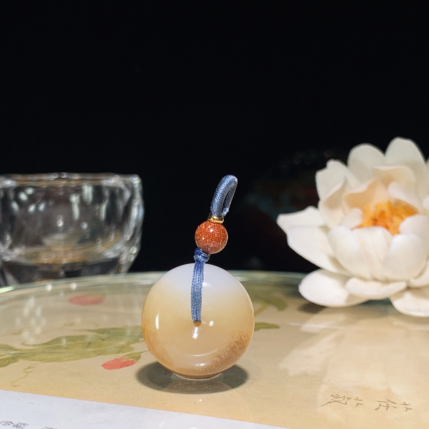 新疆和田玉且末糖平安扣挂件 尺寸20/12重10.5克。玉质细腻油润。手推出油。佩戴高端典雅。lt260509