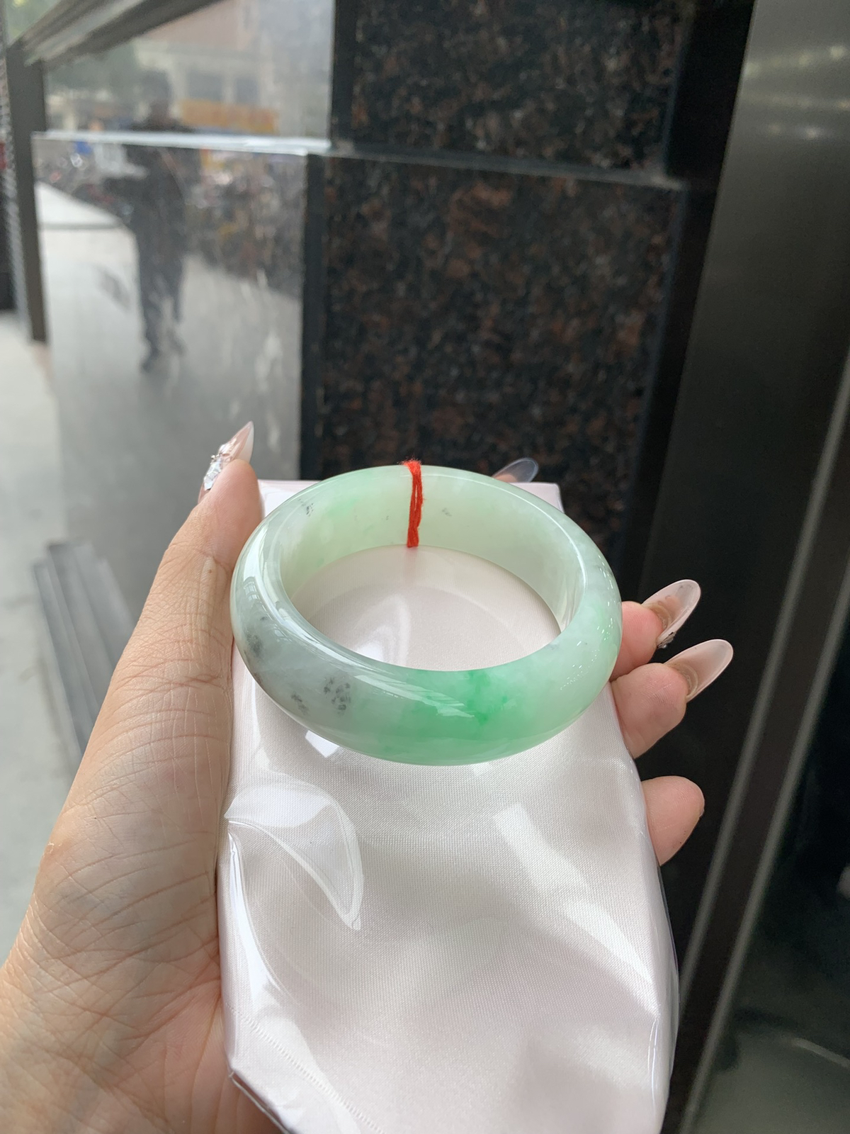 阳绿乌鸡宽版正圈
55.2-8.9-18.7
打灯细纹，底妆水 润细腻，阳绿花色点缀，像春日山林中最耀眼的生机，明艳张扬，活力满满，乌鸡部分恰似墨韵在腕间晕染，神秘深邃，宛如夜空，二者结合，碰撞出别样火花，每一处都是大自然鬼斧神工。