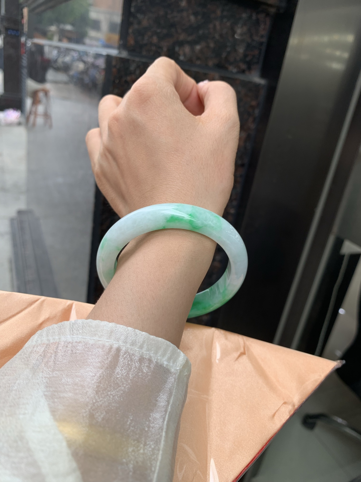 白底青正圈 57-8.4-11.6 0509-N673 打灯细纹，不影响，底妆冰润，半圈阳绿花点缀腕间风华，干净纯净的底色上，一抹翠色肆意流淌，宛如春日里的繁华盛景