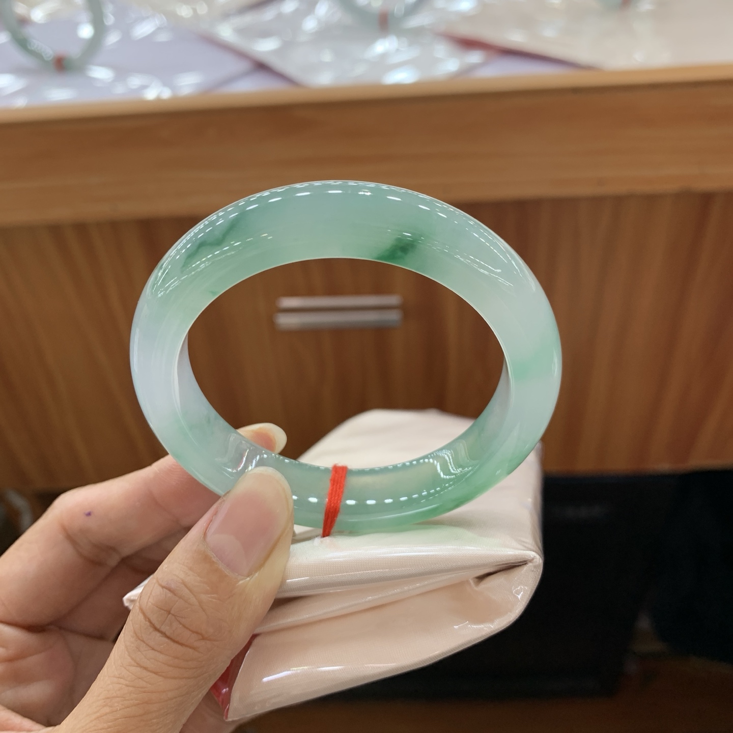 051015GXXY 飘绿花正圈翡翠手镯 54.7-12-9.3