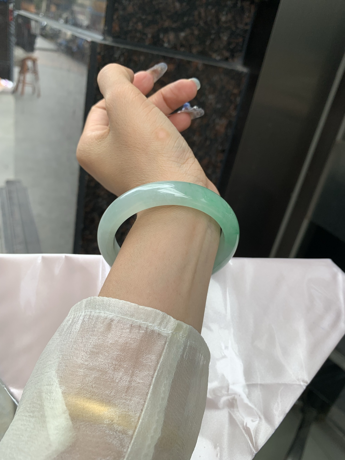 冰飘绿正圈 0509-N662 无裂，底妆冰润清透，一节金丝绿花，鲜艳得像新冒头的嫩芽，灵动清新，即柔和又充满生机