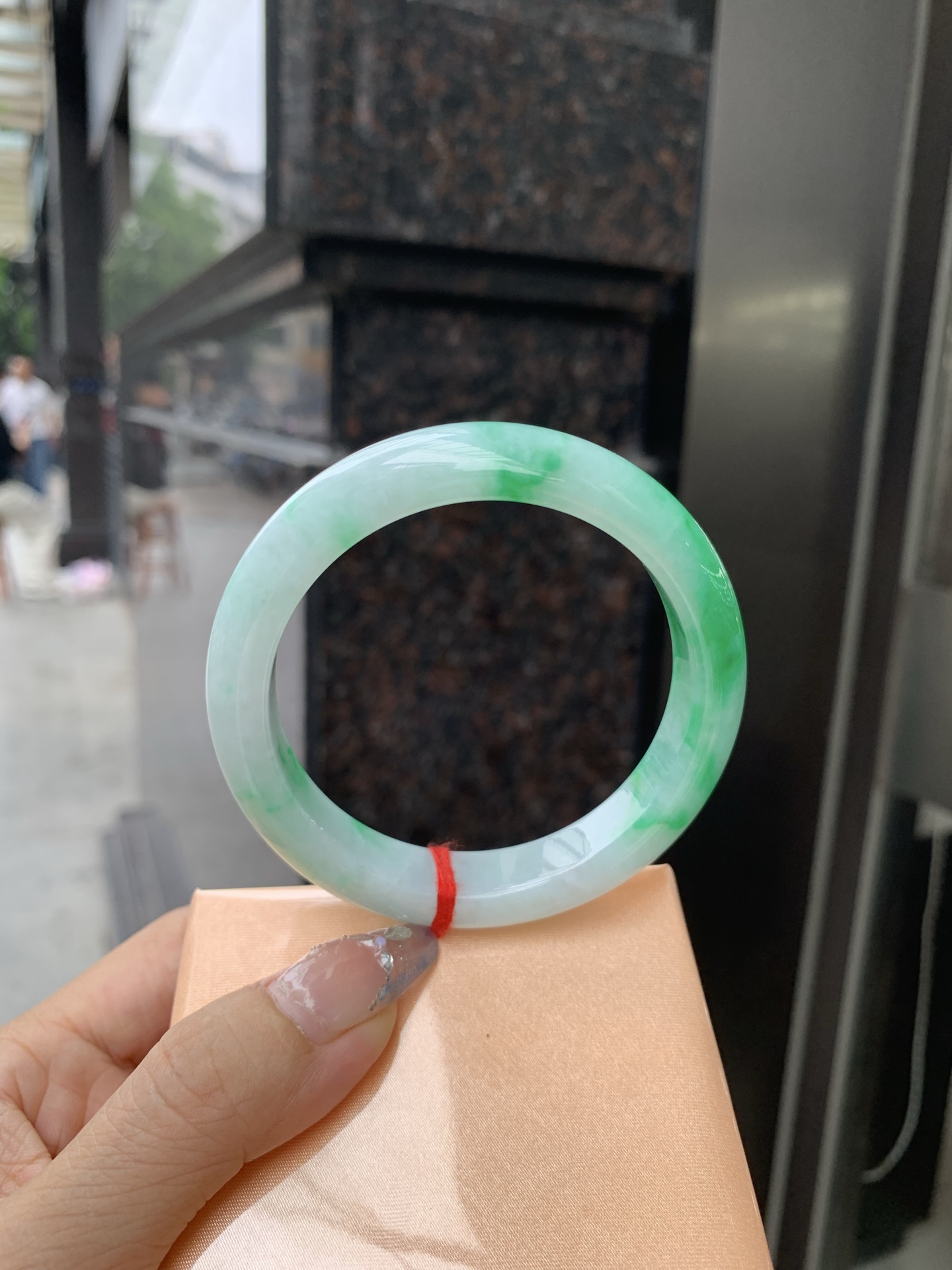白底青正圈 57-8.4-11.6 0509-N673 打灯细纹，不影响，底妆冰润，半圈阳绿花点缀腕间风华，干净纯净的底色上，一抹翠色肆意流淌，宛如春日里的繁华盛景