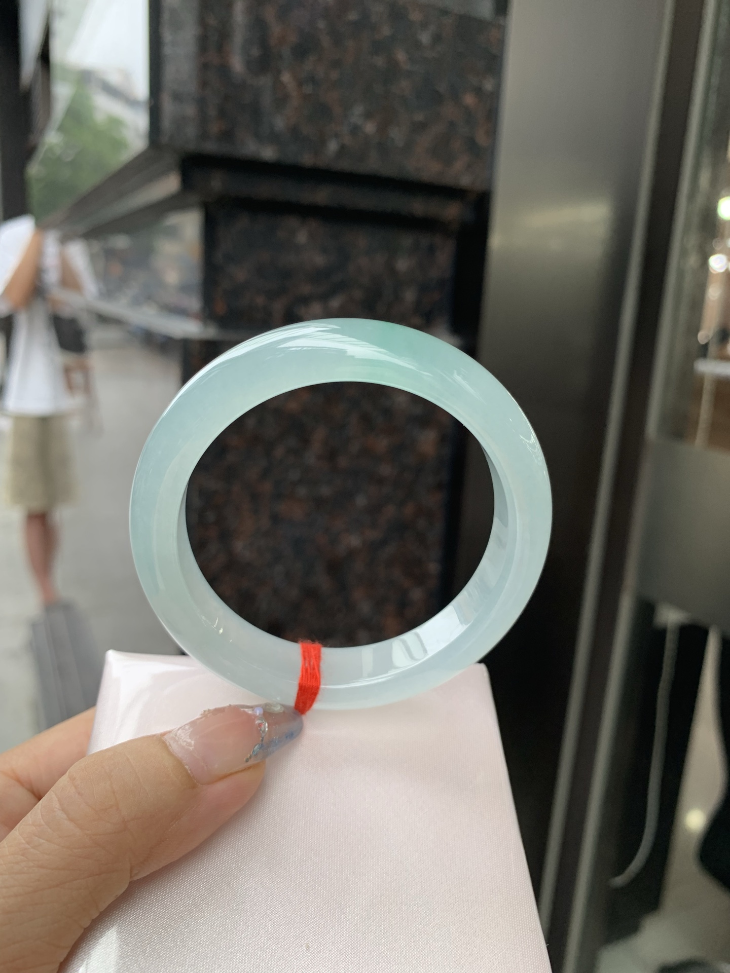 底妆冰润清透，飘你一抹金丝绿花，鲜艳得像新冒头的嫩芽，灵动清新，即柔和又充满生机。