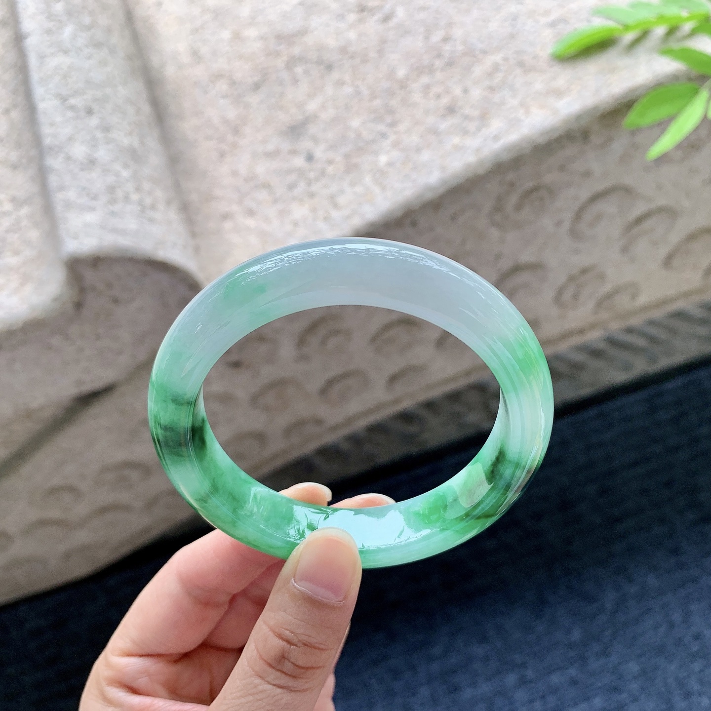 正圈58 59 圈口58.7/13.2/9.1 编码T1050917 描述糯冰飘辣绿，种老，细腻，无裂