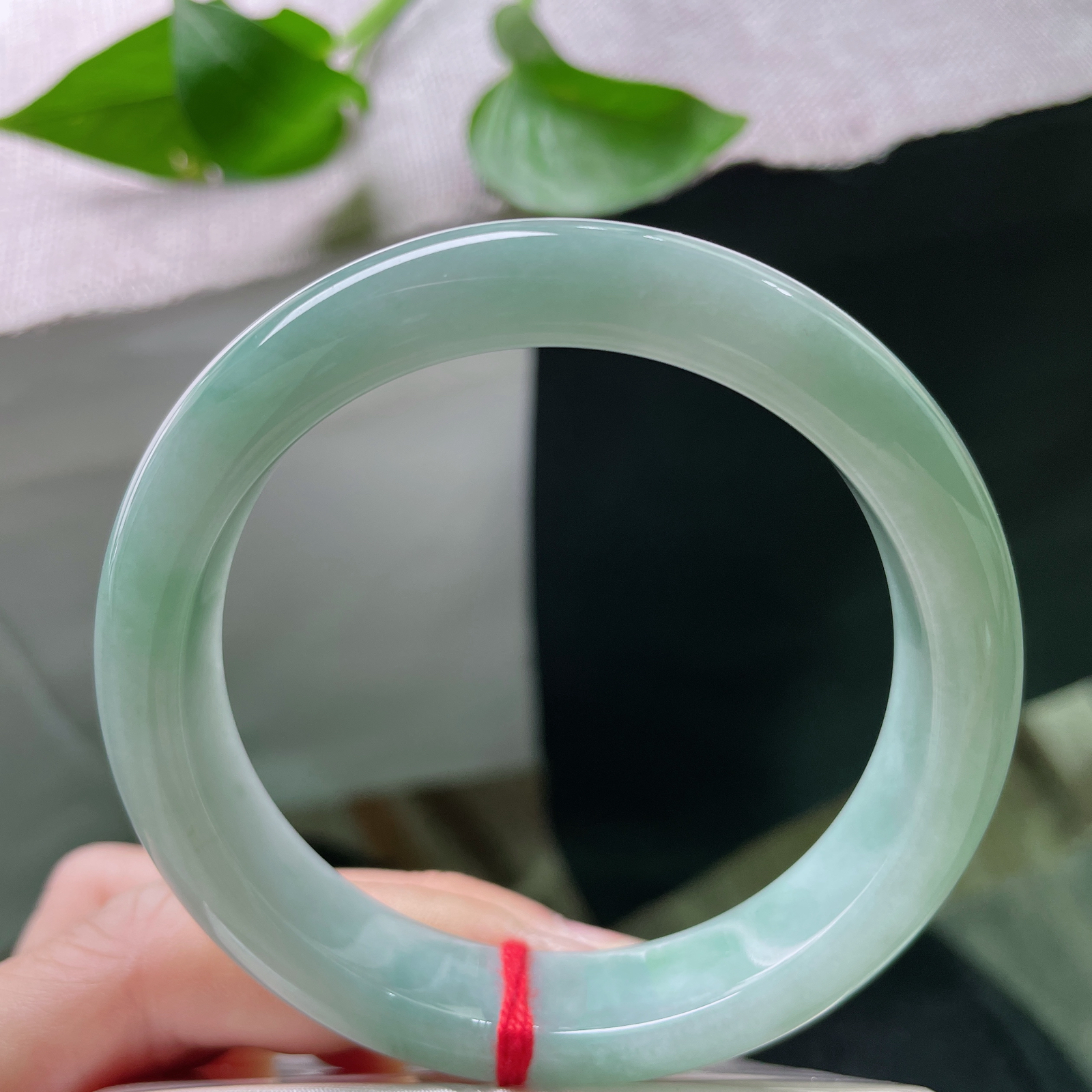 58/12.7/8.6蓝底正圈，蓝底生韵，玉质温柔，低调又显贵，越戴越有味道。细纹，ss49864a..