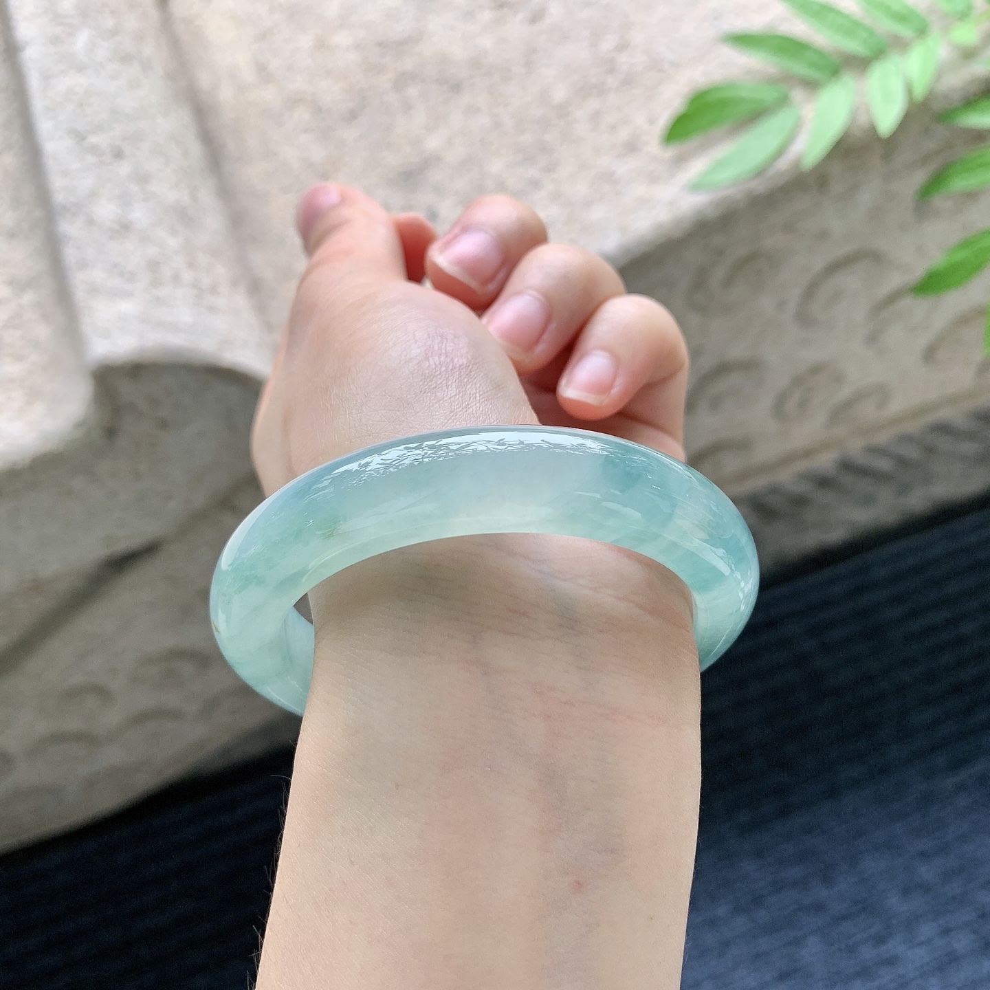 正圈54 55 【圈口】55.8/12.4/9 【编码】FL051025 【描述】冰糯飘花，水润，种老，细腻，打灯有纹线
