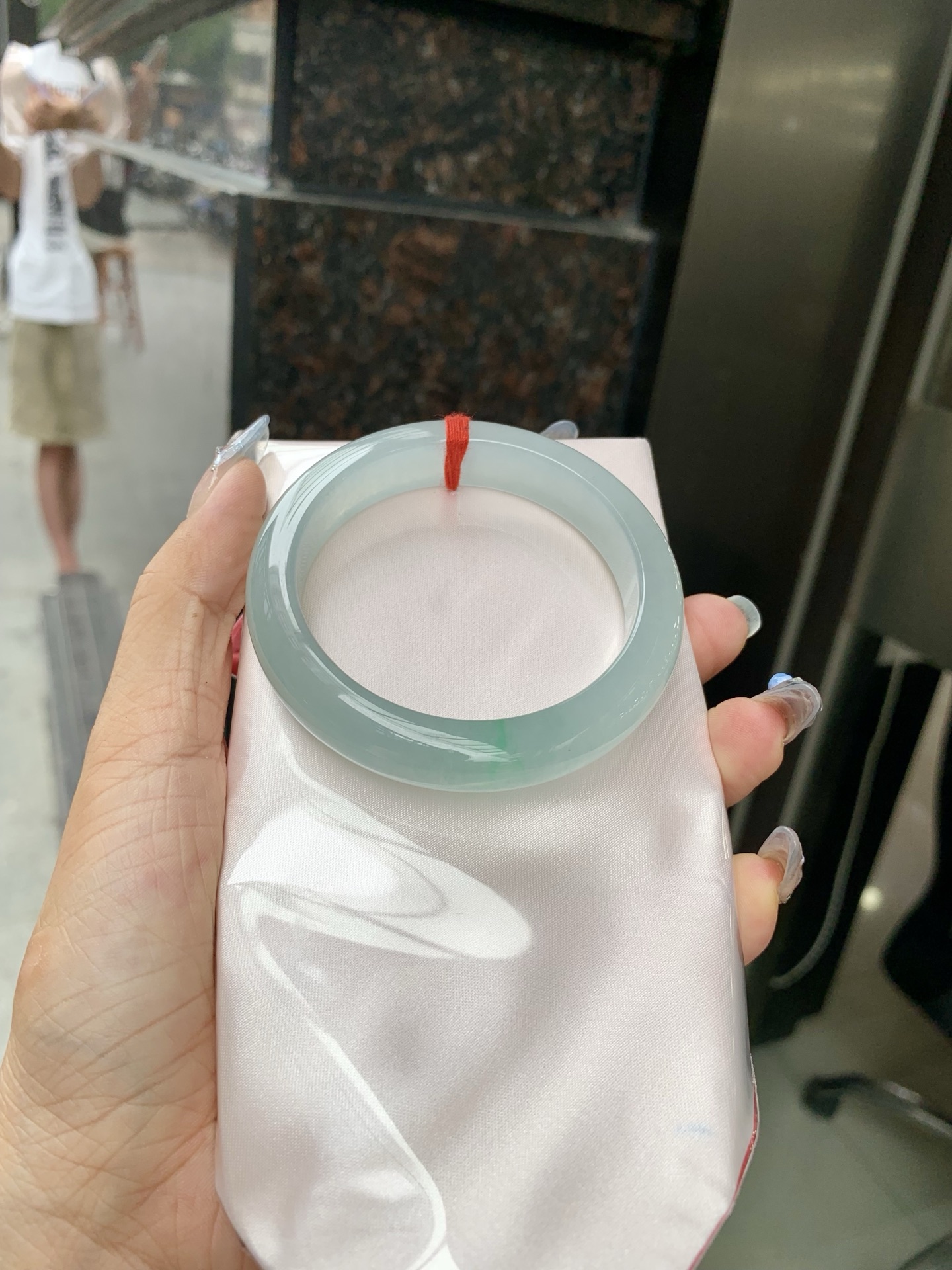 底妆冰润清透，飘你一抹金丝绿花，鲜艳得像新冒头的嫩芽，灵动清新，即柔和又充满生机。