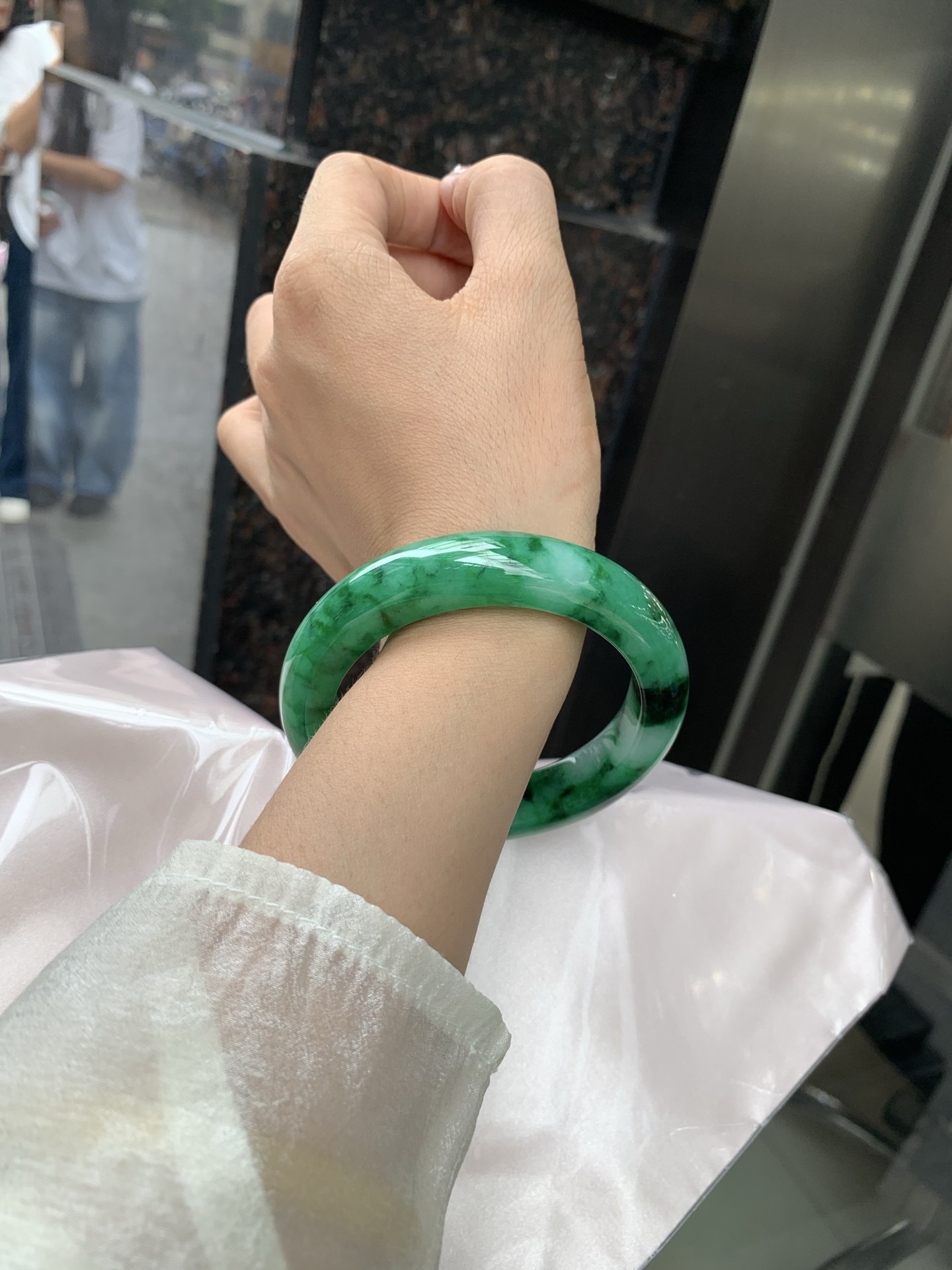 满绿正圈 58.7-10-13.3 0509-N670 打灯细纹，微底妆水润，满圈阳绿鲜艳青翠，色泽均匀分布，举手投足之间散发出来的贵气感
