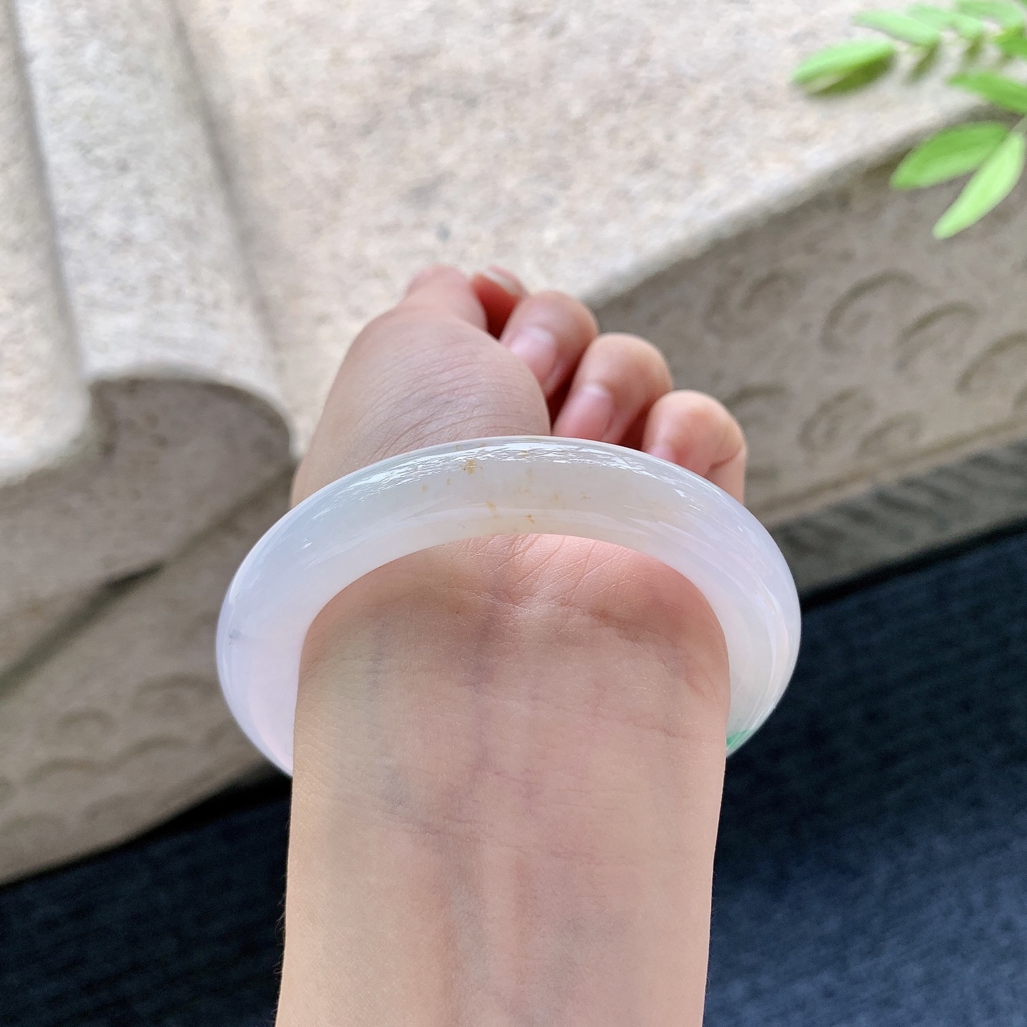 圆条53 54 圈口54/10/10.5 编码BA042402 糯冰三彩，水润，种老，细腻，打灯有纹线