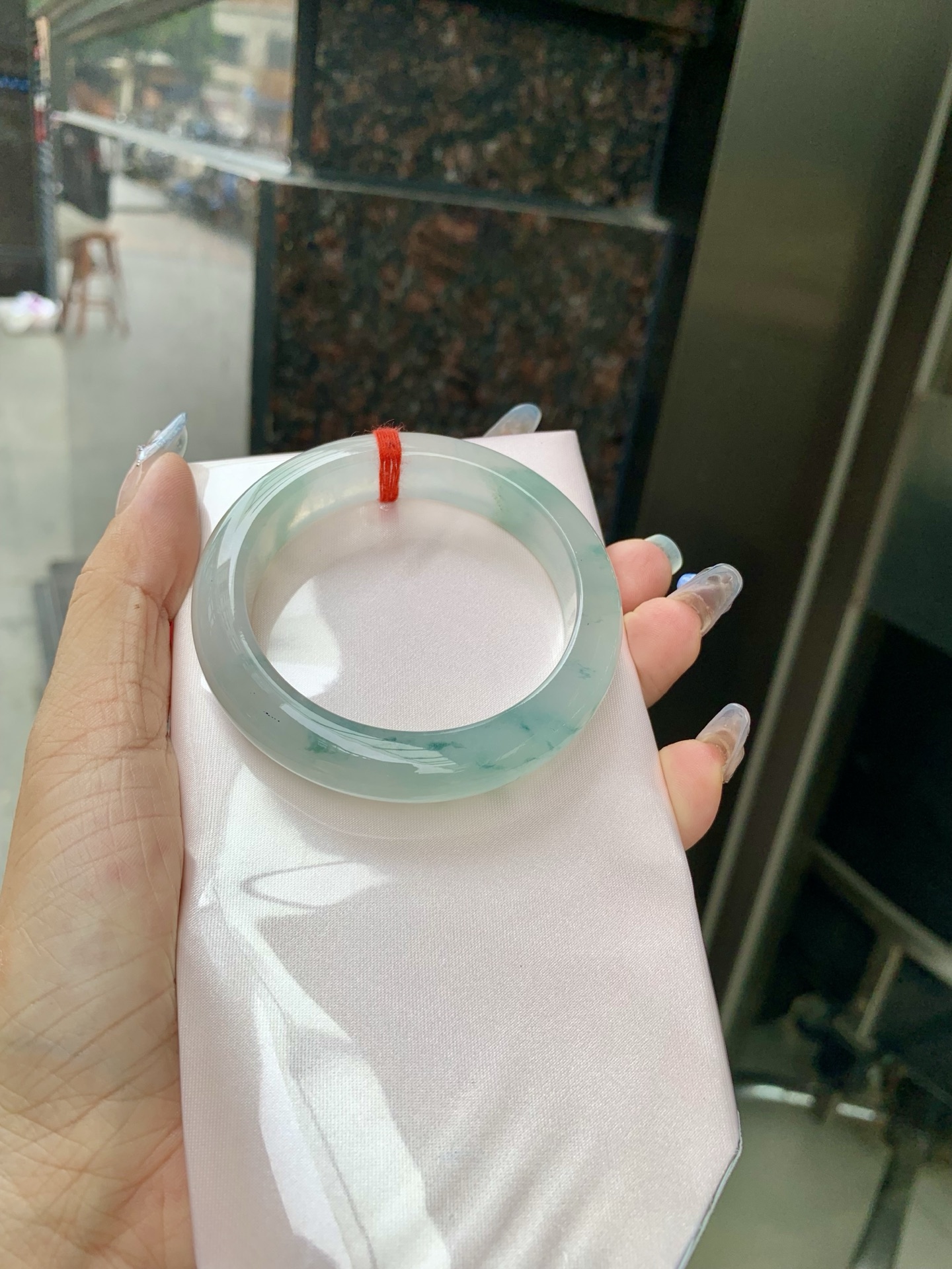 飘花正圈 52.5-8.4-11.7 0509-N667 无裂，底妆冰透起光，蓝花灵动飘逸，勾勒出一幅唯美诗意的山水意境画，古典优雅又秀气