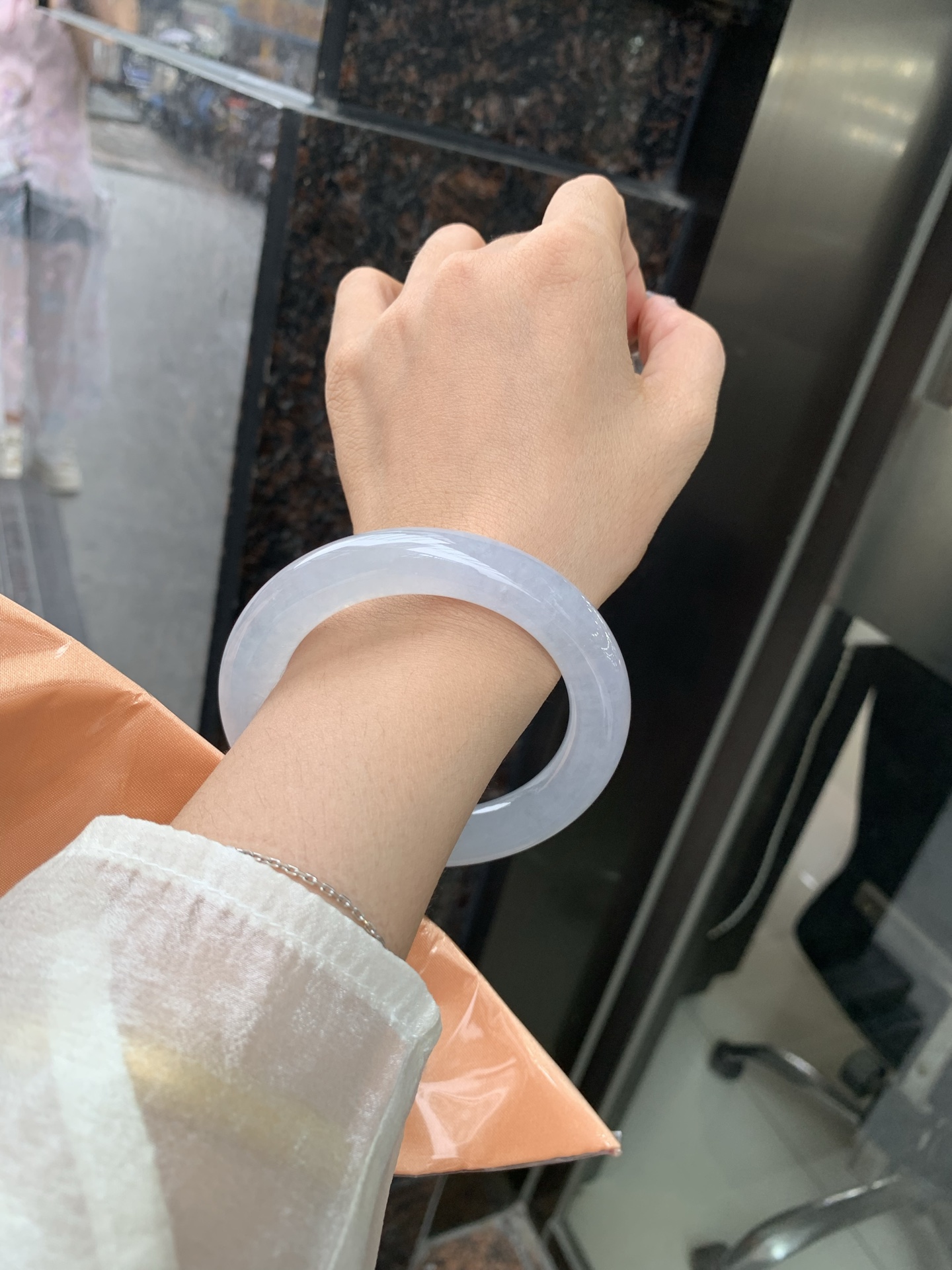 白冰圆条 57.7-11.9-12.2 0509-N470-1 无裂，底妆冰润，一腕清透，不挑肤色年龄，时尚简约，无色亦动人