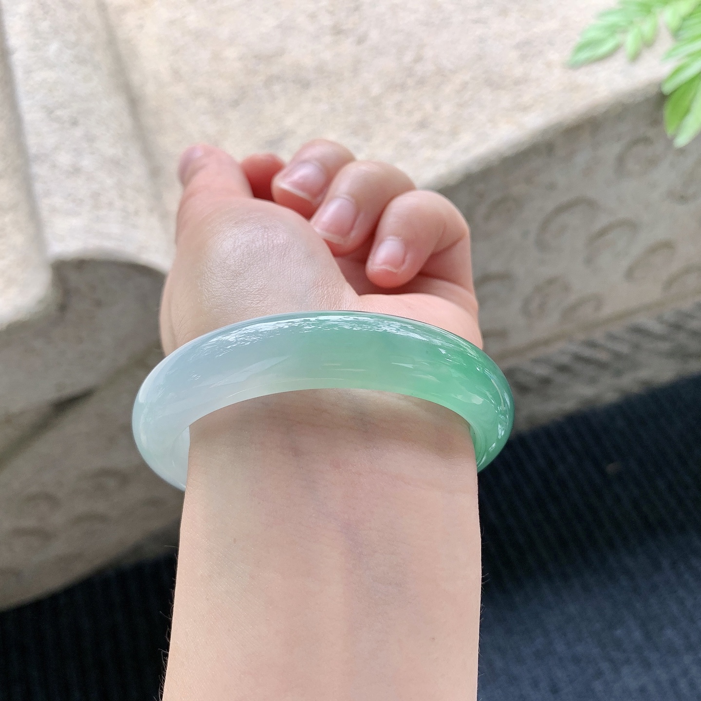 贵妃53 54 圈口54/46.8/13/8 编码A1051023 描述糯冰晴绿，水润，种老，细腻，打灯有棉线