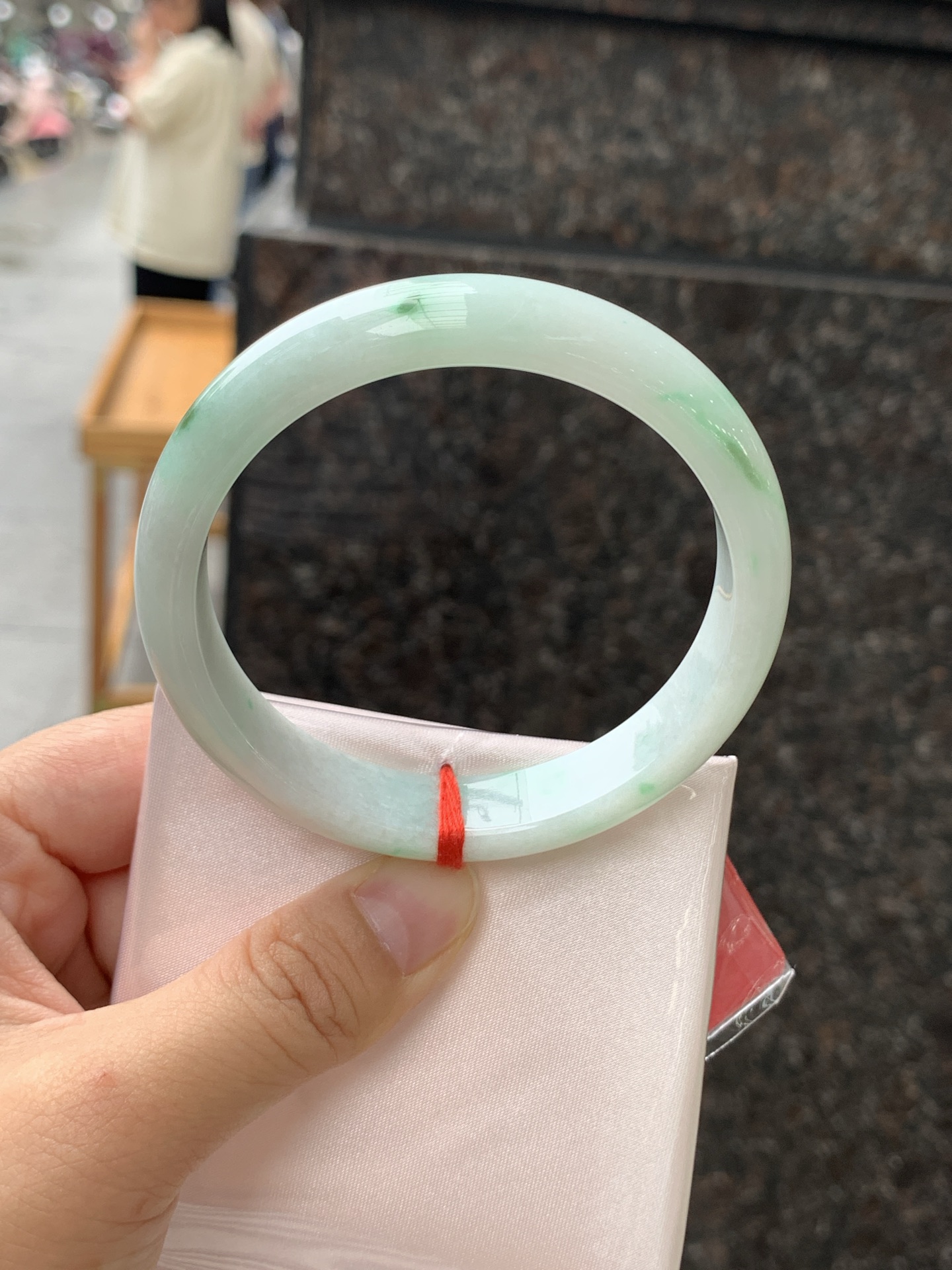 飘花正圈 59-12.5-7.4 0509-N471 打灯细纹，底妆水润细腻，几抹蓝花灵动飘逸，意境感十足，古典优雅又秀气