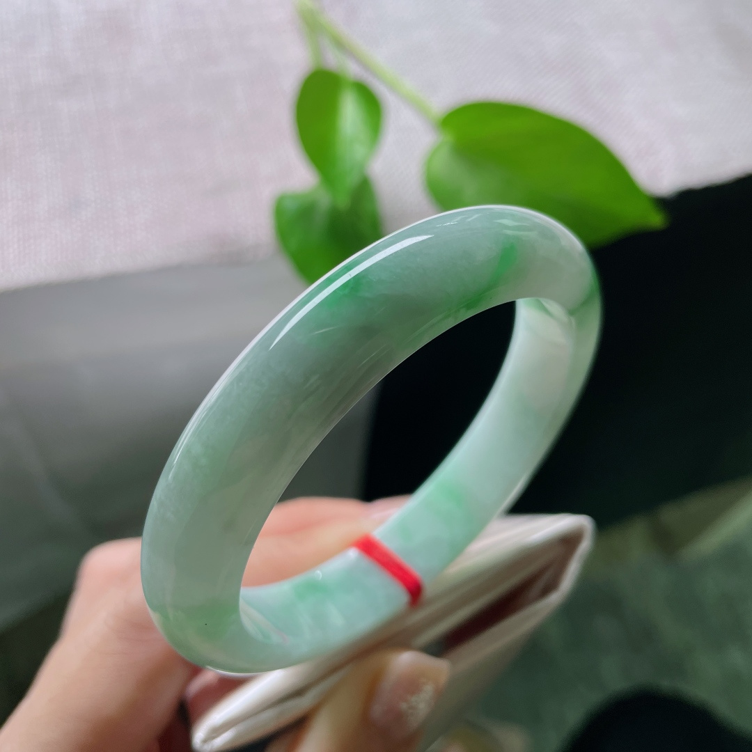 飘绿正圈，水润，细腻，是玉的呼吸，也是岁月的诗，有纹，ss52549a