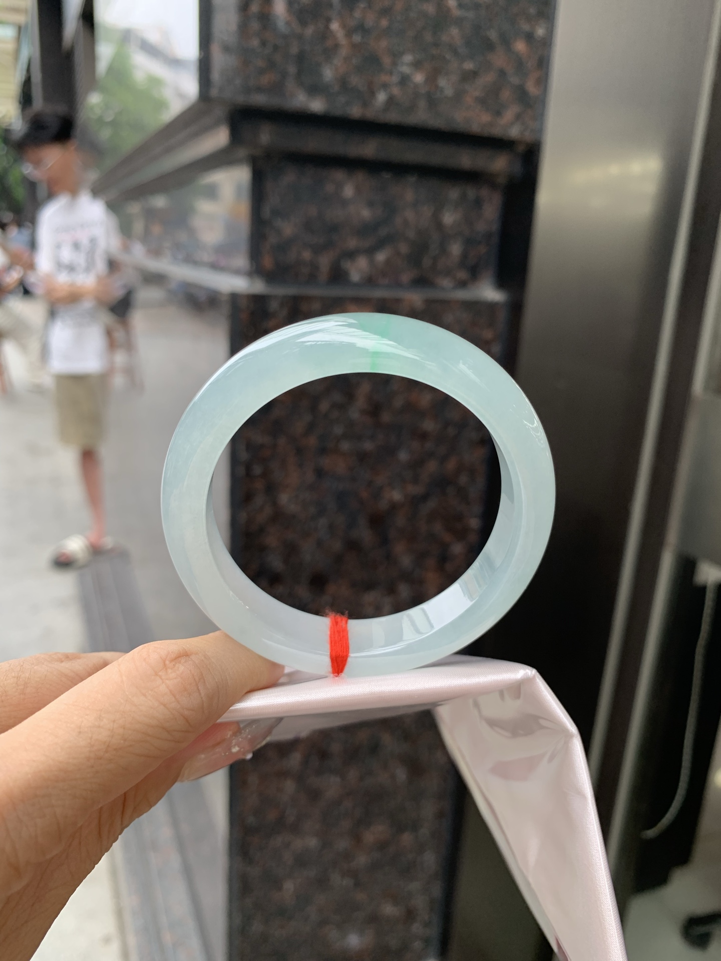 底妆冰润清透，飘你一抹金丝绿花，鲜艳得像新冒头的嫩芽，灵动清新，即柔和又充满生机。