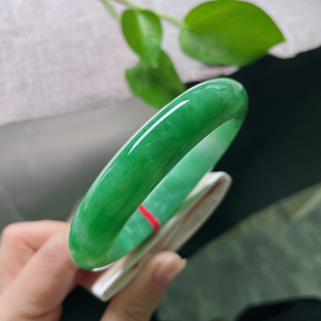 绿底正圈，大圈口，通体凝翠，绿意盎然，腕间一抹春色，自带人间贵气。有纹，ss52905a