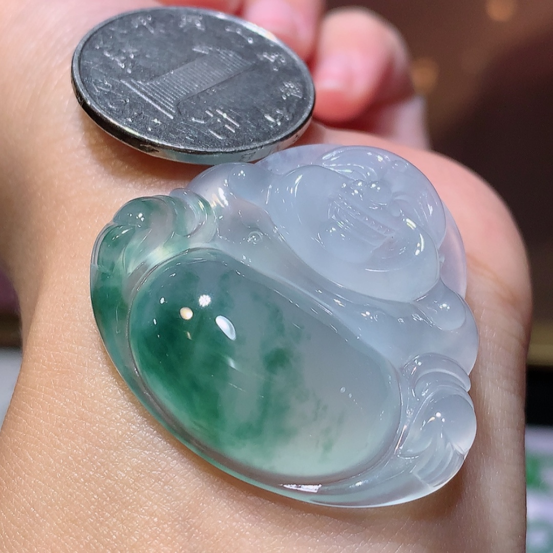 超值 29200 冰种飘花佛公挂件。冰润通透，种老油润起胶，佩戴优雅气质 货号77506，34.9-38.6-7.9