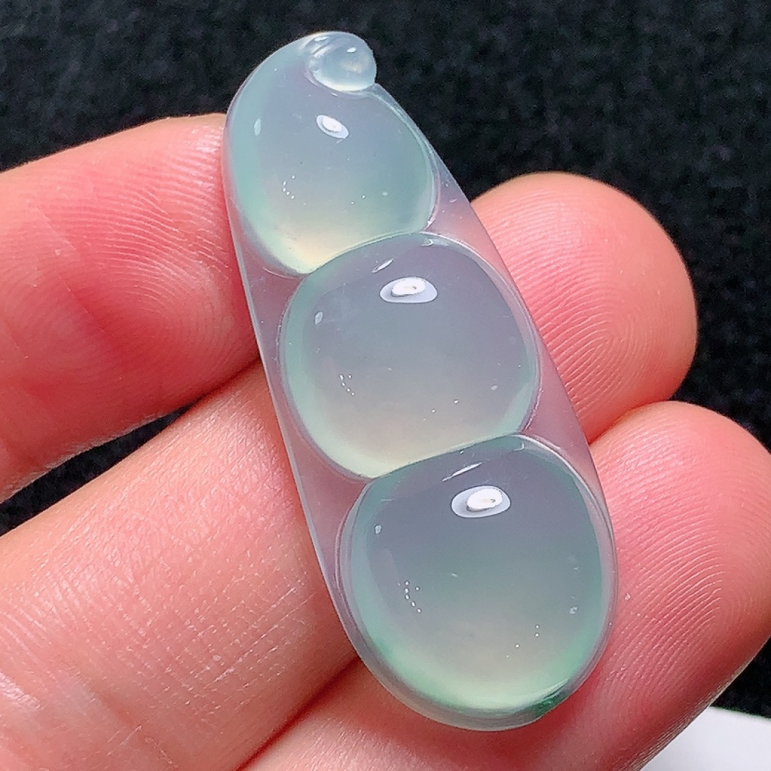 ️冰种福豆，种老水头好，又冰又润，饱满无裂，尺寸：38.6/15.5/6.3mm