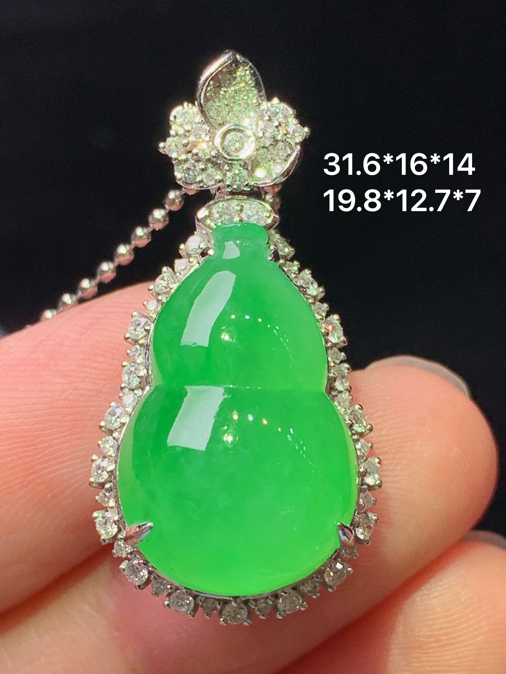 18k金钻镶嵌冰阳绿葫芦吊坠 玉质细腻 色泽艳丽清新 水润亮眼 整体尺寸31.6*16*14 f1