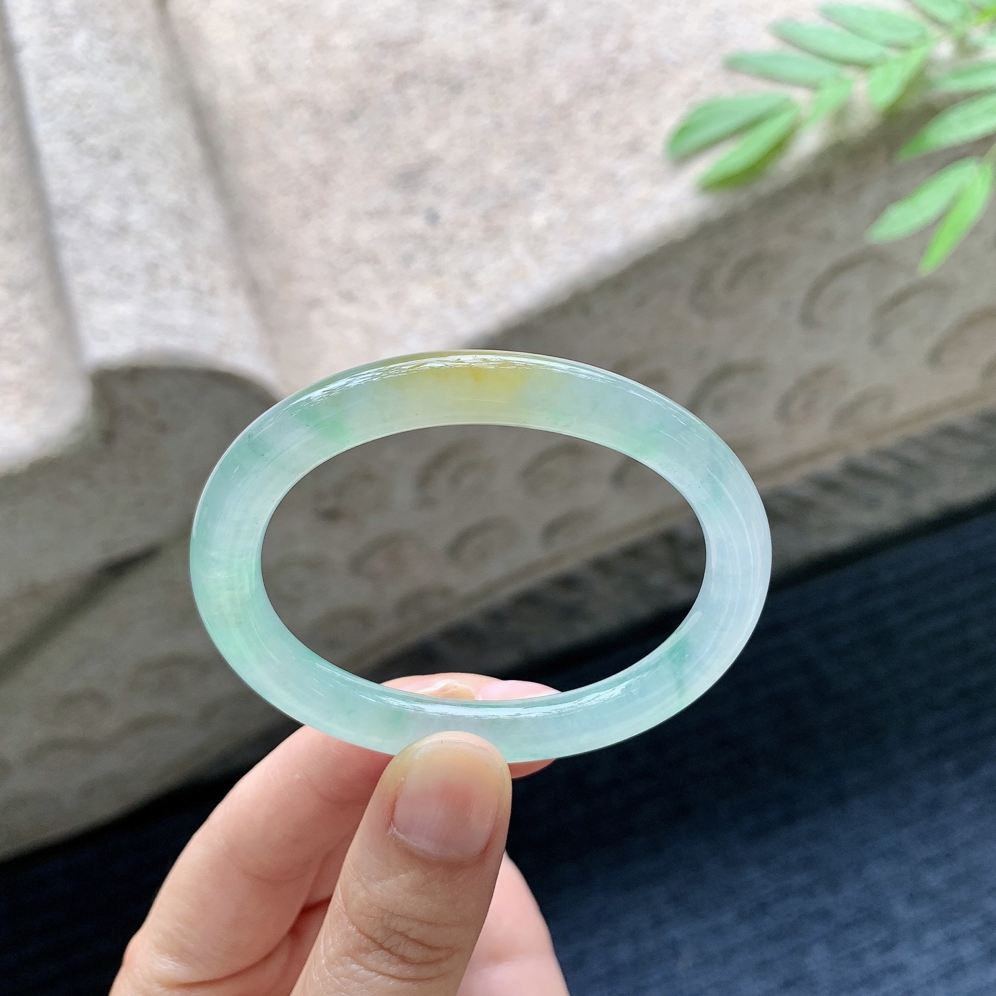 贵妃50 51 圈口51.3/40.5/7.4/7 编码MN051021 描述冰糯黄加绿，水润，种老，细腻，无裂