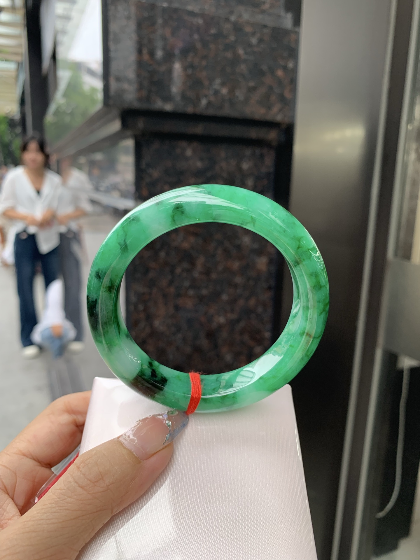 满绿正圈 58.7-10-13.3 0509-N670 打灯细纹，微底妆水润，满圈阳绿鲜艳青翠，色泽均匀分布，举手投足之间散发出来的贵气感