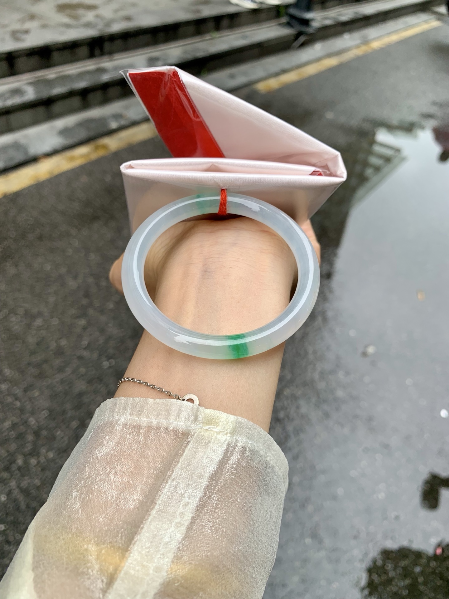 冰飘绿美人条 51.5-7-7.1 0509-75766 无裂，底妆冰透起光，清爽的底子飘两抹绿花，鲜活而灵动，犹如新冒的嫩芽，艳丽惹人