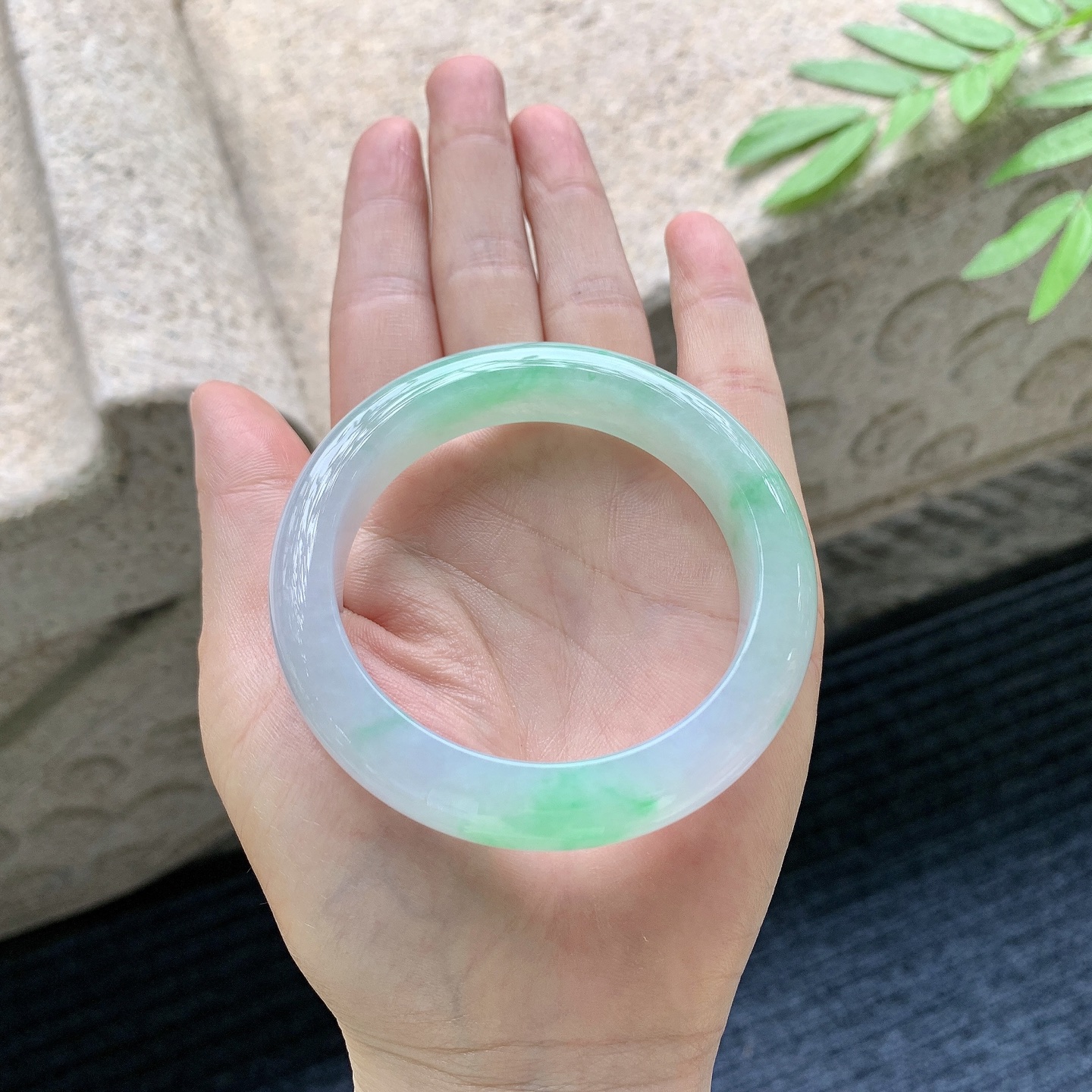正圈53 54 圈口54.1/12.4/9 编码MN051020 描述糯冰飘阳绿，水润，种老，细腻，