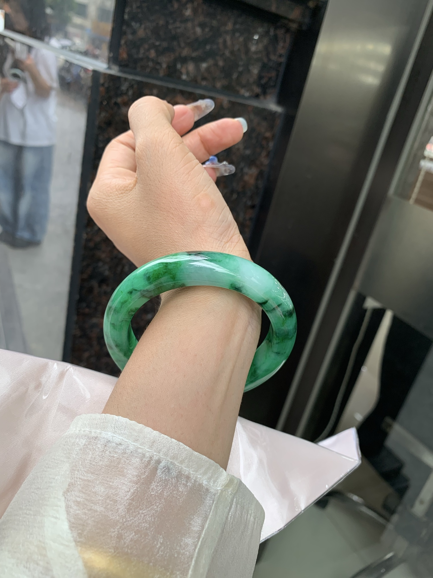 满绿正圈 58.7-10-13.3 0509-N670 打灯细纹，微底妆水润，满圈阳绿鲜艳青翠，色泽均匀分布，举手投足之间散发出来的贵气感
