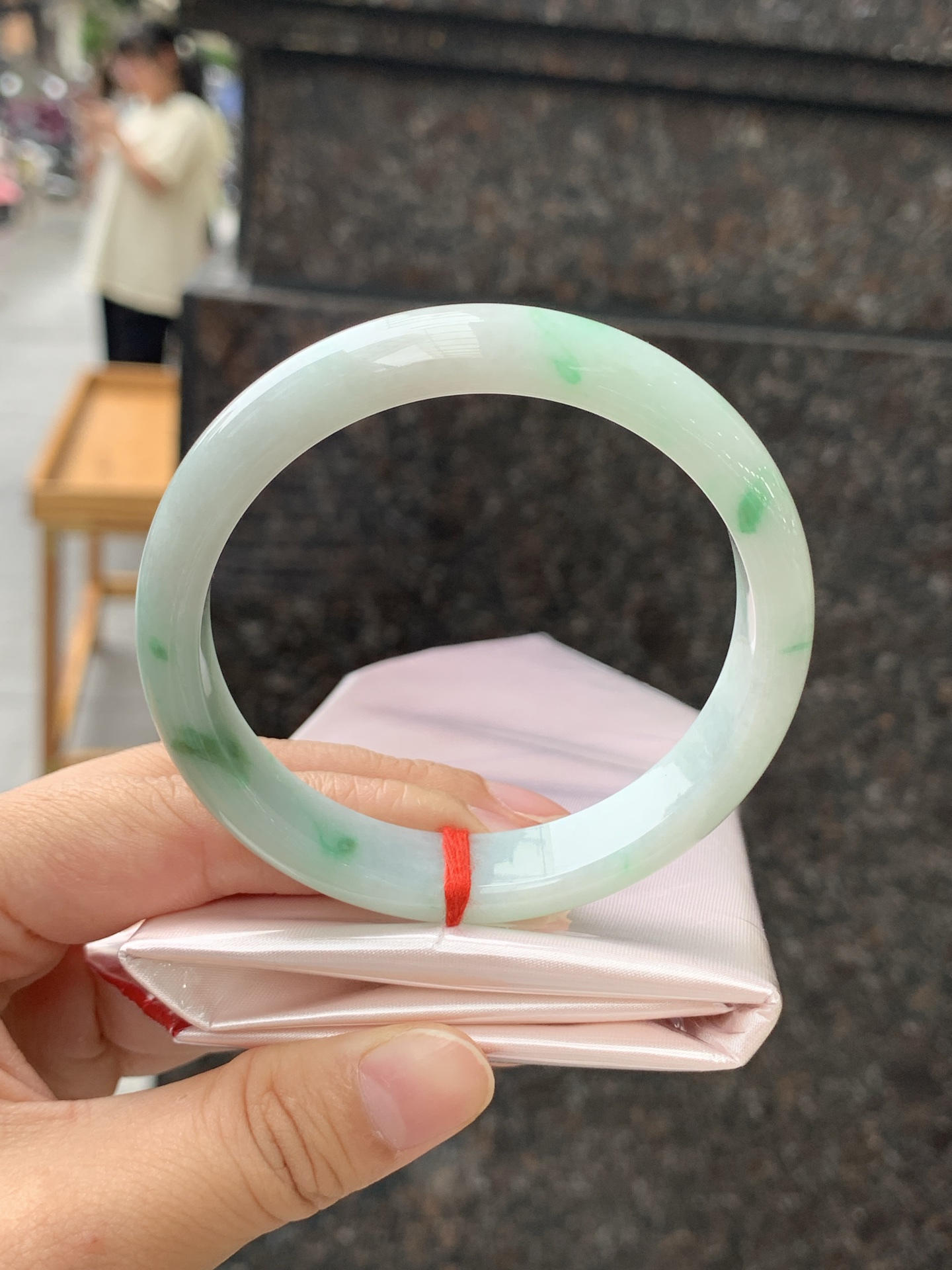 飘花正圈 59-12.5-7.4 0509-N471 打灯细纹，底妆水润细腻，几抹蓝花灵动飘逸，意境