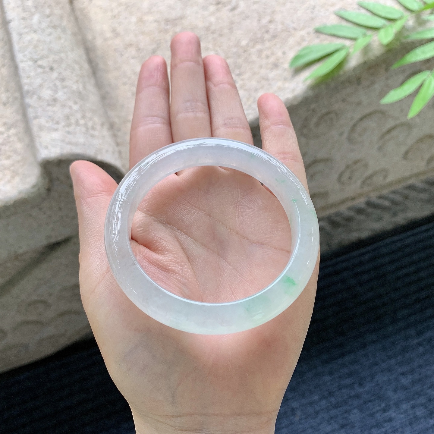 正圈55 56 圈口56/11.6/8.2 编码C5051004 描述冰糯飘绿，水润，种老，细腻，打灯有絮线