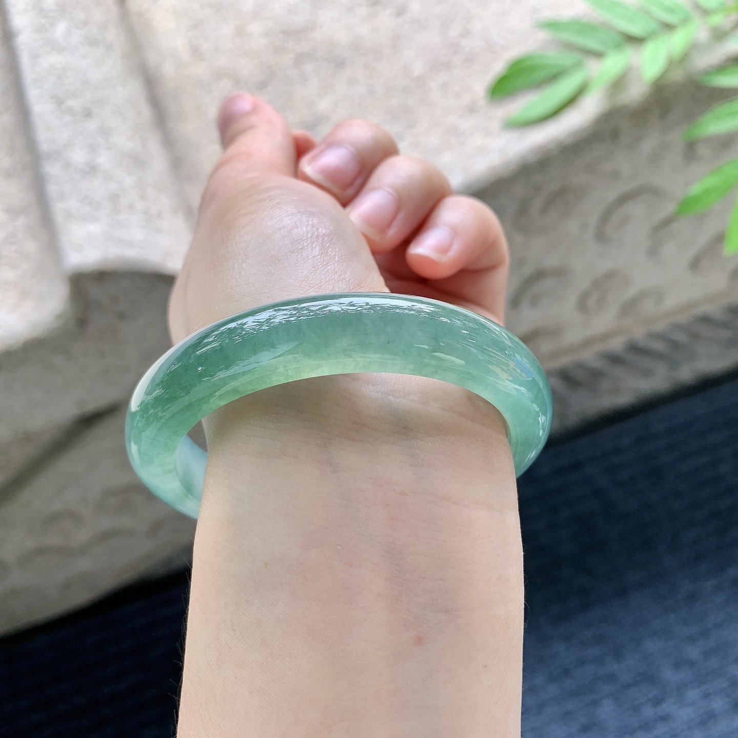 正圈55 56 圈口56.6/12/8 编码GL051029 冰糯油绿，水润，种老，细腻，无裂