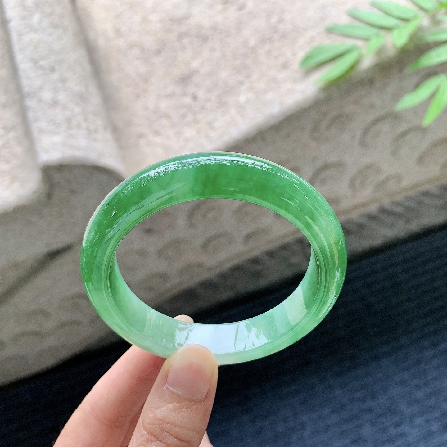 正圈53 54 圈口54.5/12.5/8.3 编码A1051016 冰糯辣绿，水润，种老，细腻，无裂