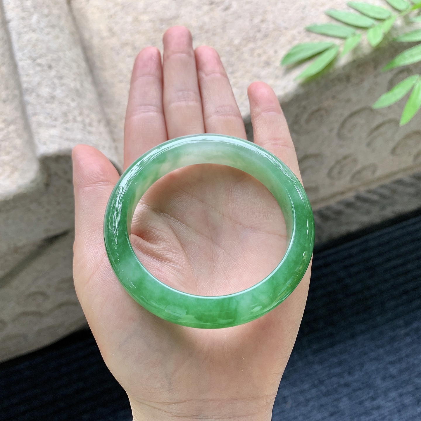 正圈53 54 圈口54.5/12.5/8.3 编码A1051016 冰糯辣绿，水润，种老，细腻，无